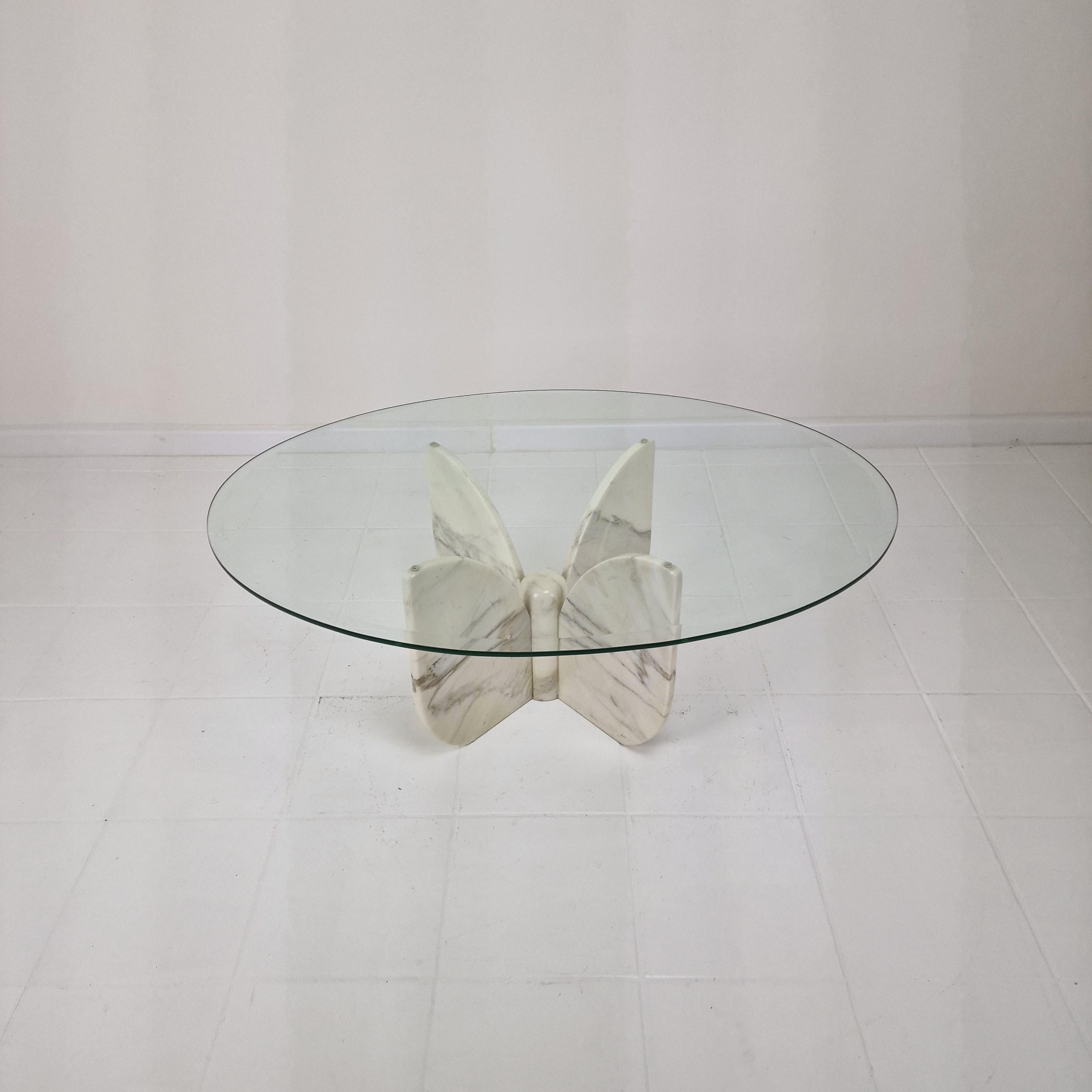 Italienischer Couchtisch „Flower“ aus Marmor mit ovaler Platte im Facet-Schliff, 1970er Jahre (Moderne der Mitte des Jahrhunderts) im Angebot
