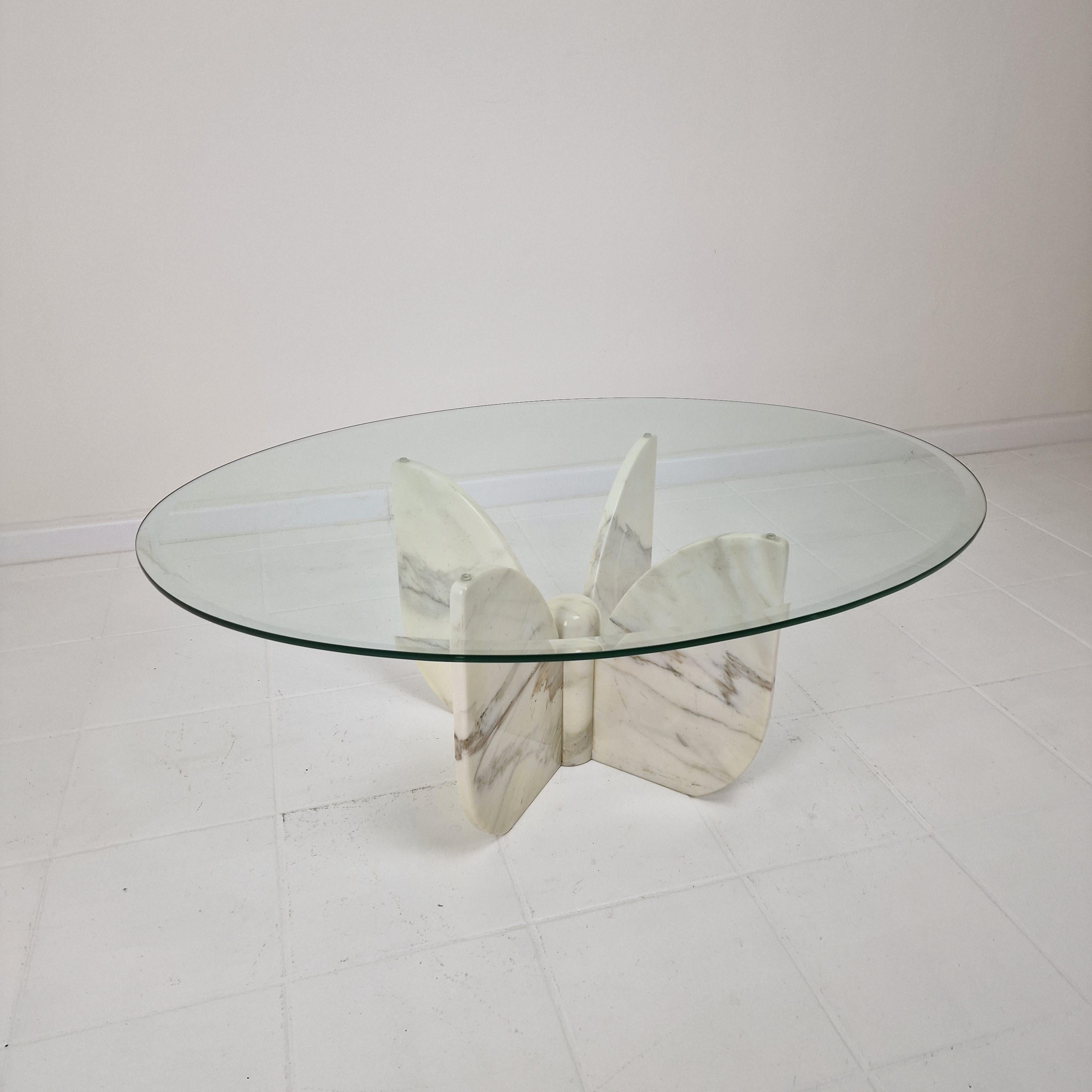 Italienischer Couchtisch „Flower“ aus Marmor mit ovaler Platte im Facet-Schliff, 1970er Jahre im Zustand „Gut“ im Angebot in Oud Beijerland, NL