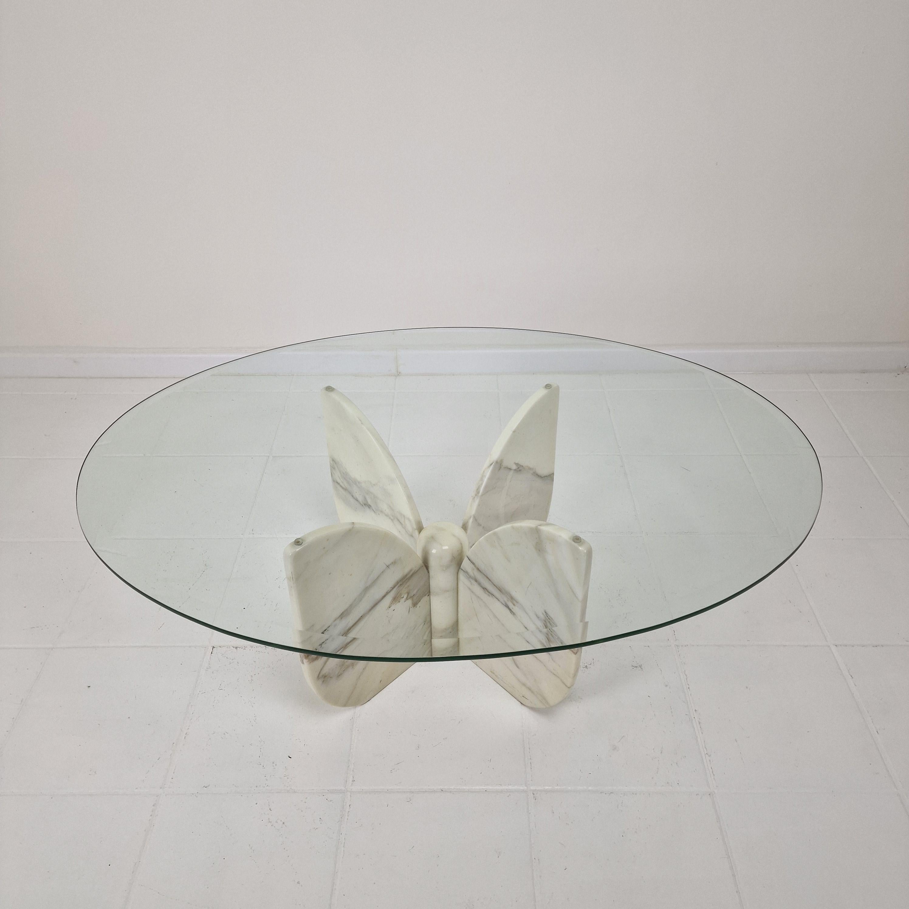 Italienischer Couchtisch „Flower“ aus Marmor mit ovaler Platte im Facet-Schliff, 1970er Jahre (Ende des 20. Jahrhunderts) im Angebot