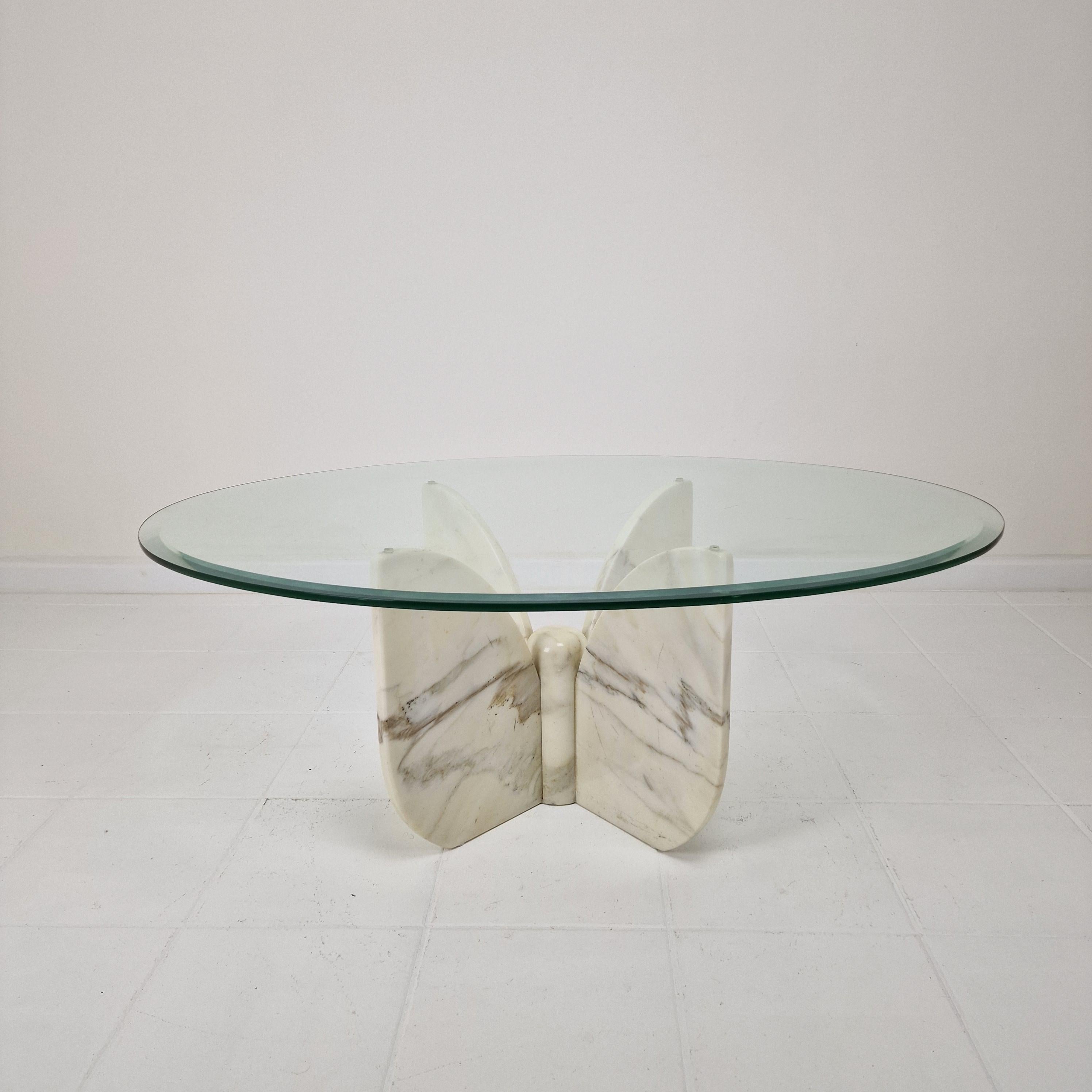Italienischer Couchtisch „Flower“ aus Marmor mit ovaler Platte im Facet-Schliff, 1970er Jahre (Glas) im Angebot
