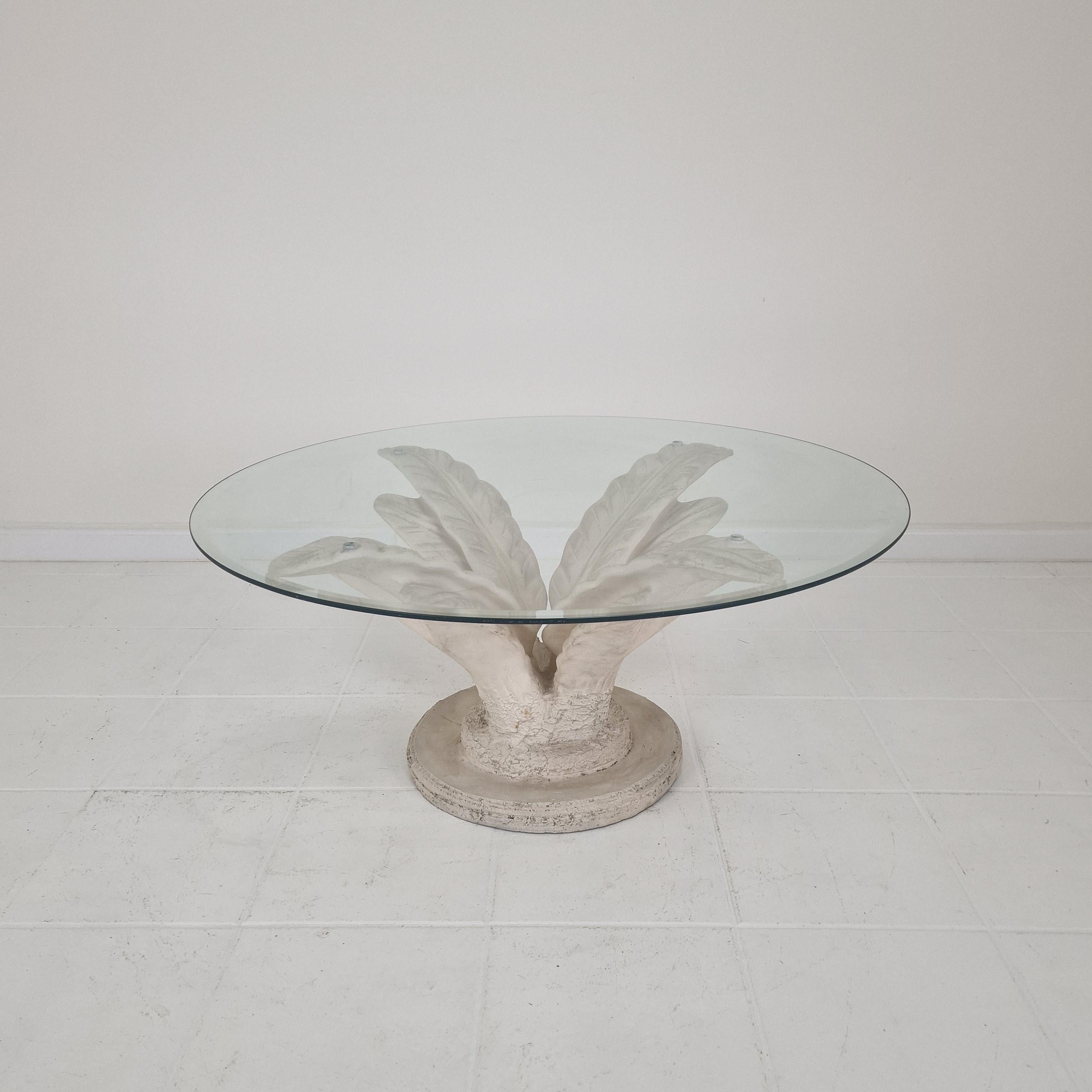 Très belle table basse en forme de fleur.
Il a été fabriqué en Italie dans les années 1970.
Nous l'avons trouvé dans une belle maison en Italie.

La base ressemble à une fleur.

Il est en plâtre. 
La plaque de verre ronde est taillée à facettes.

Il