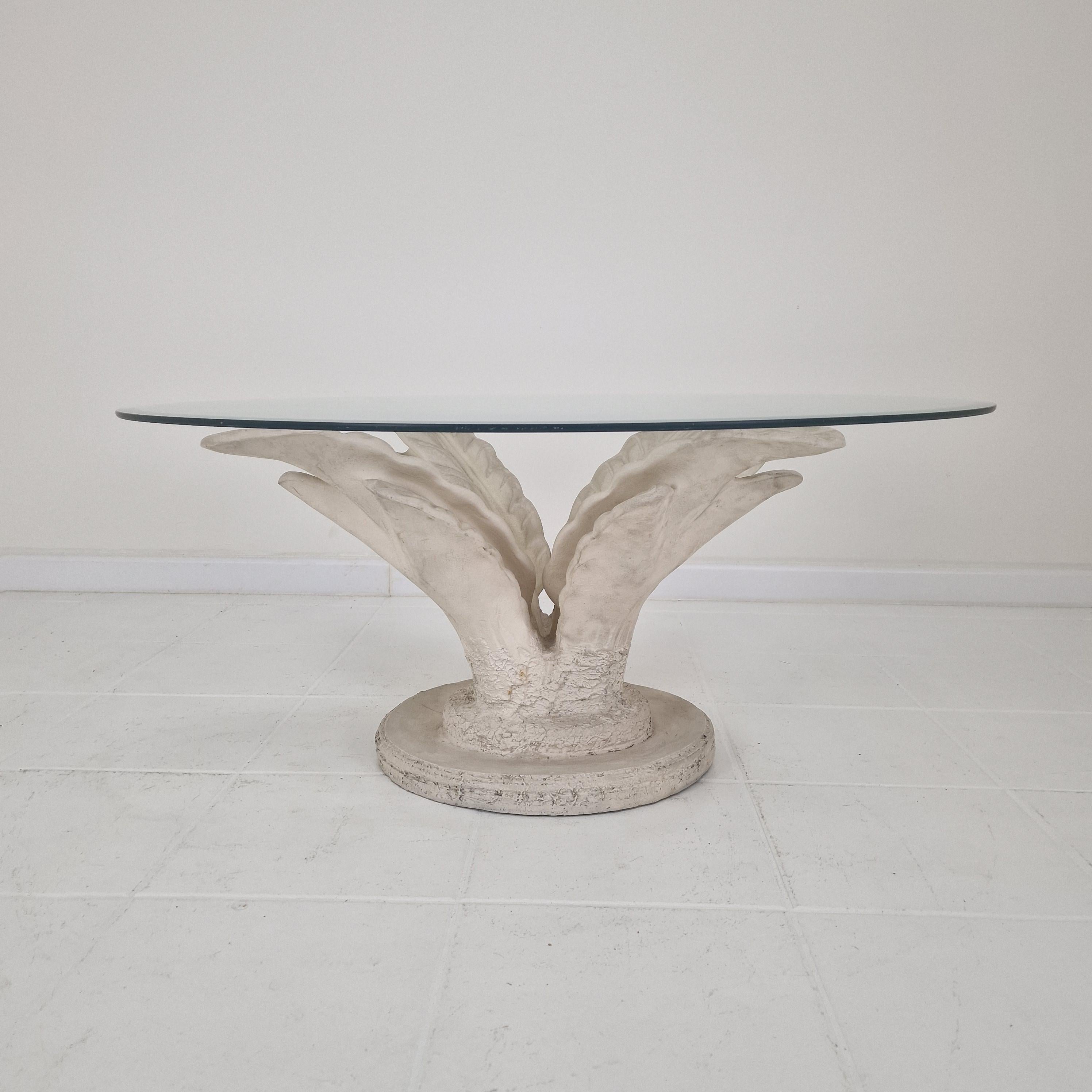 Verre Table basse italienne Flowerer en plâtre avec plaque ronde taillée en facettes, 1970 en vente