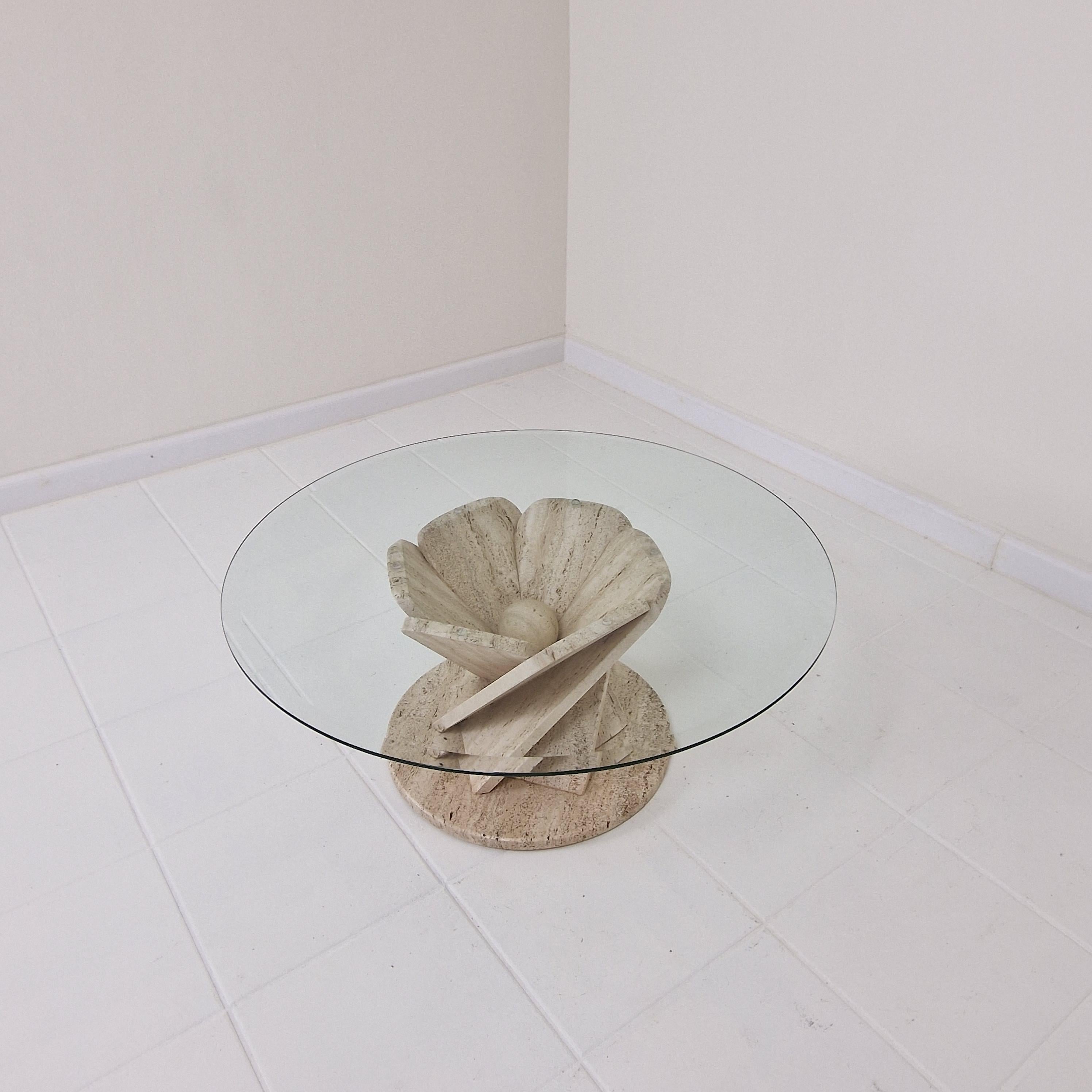 Italienischer Couchtisch „Flower“ aus Travertin mit rundem Teller im Facet-Schliff, 1980er Jahre im Angebot 3