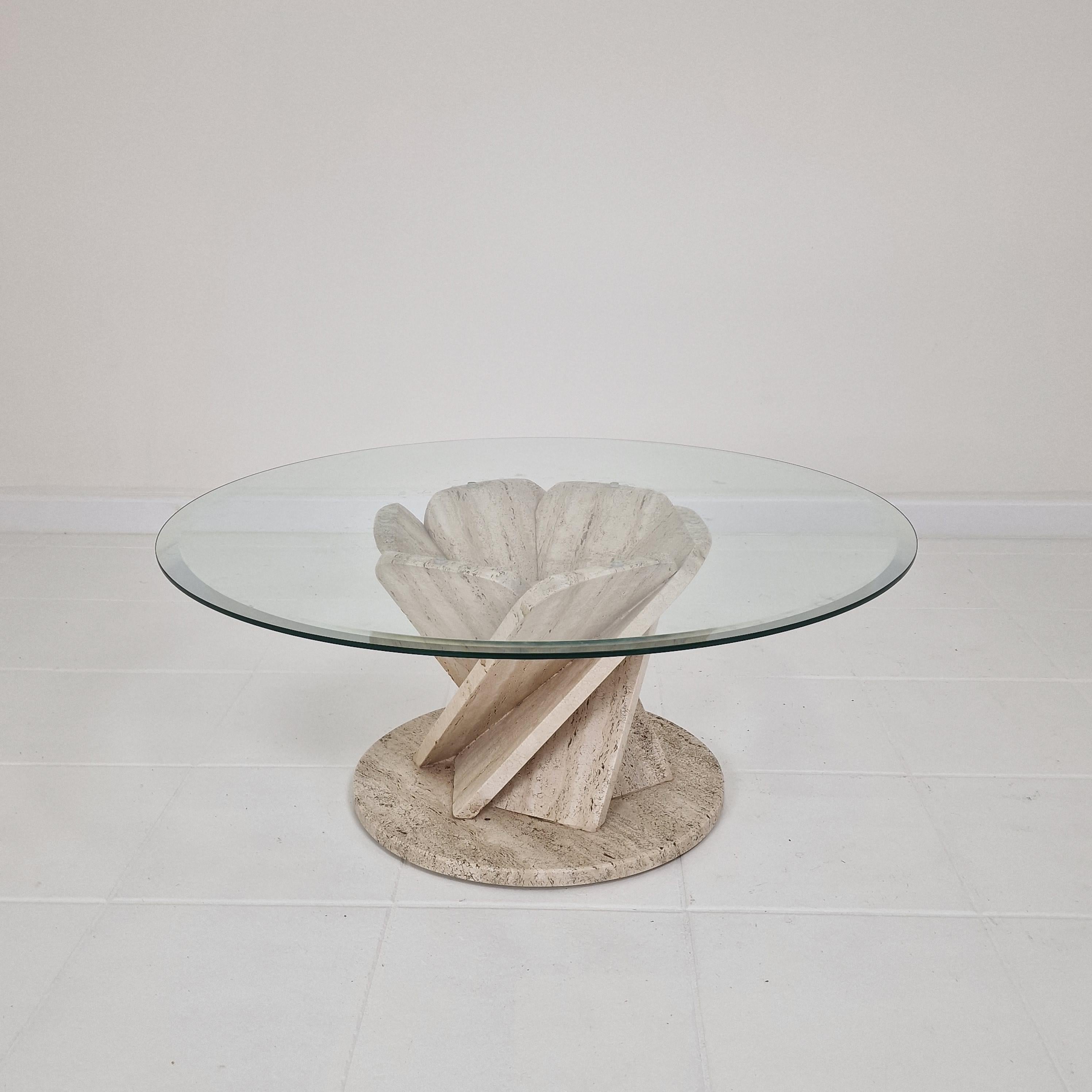 Wunderschöner Couchtisch aus Travertin in Form einer Blume.
Es wurde in Italien in den 1980er Jahren hergestellt.
Wir haben sie in einer schönen Wohnung in Turin, Italien, gefunden.

Die Basis sieht aus wie eine Blume.

Er ist aus schönem Travertin
