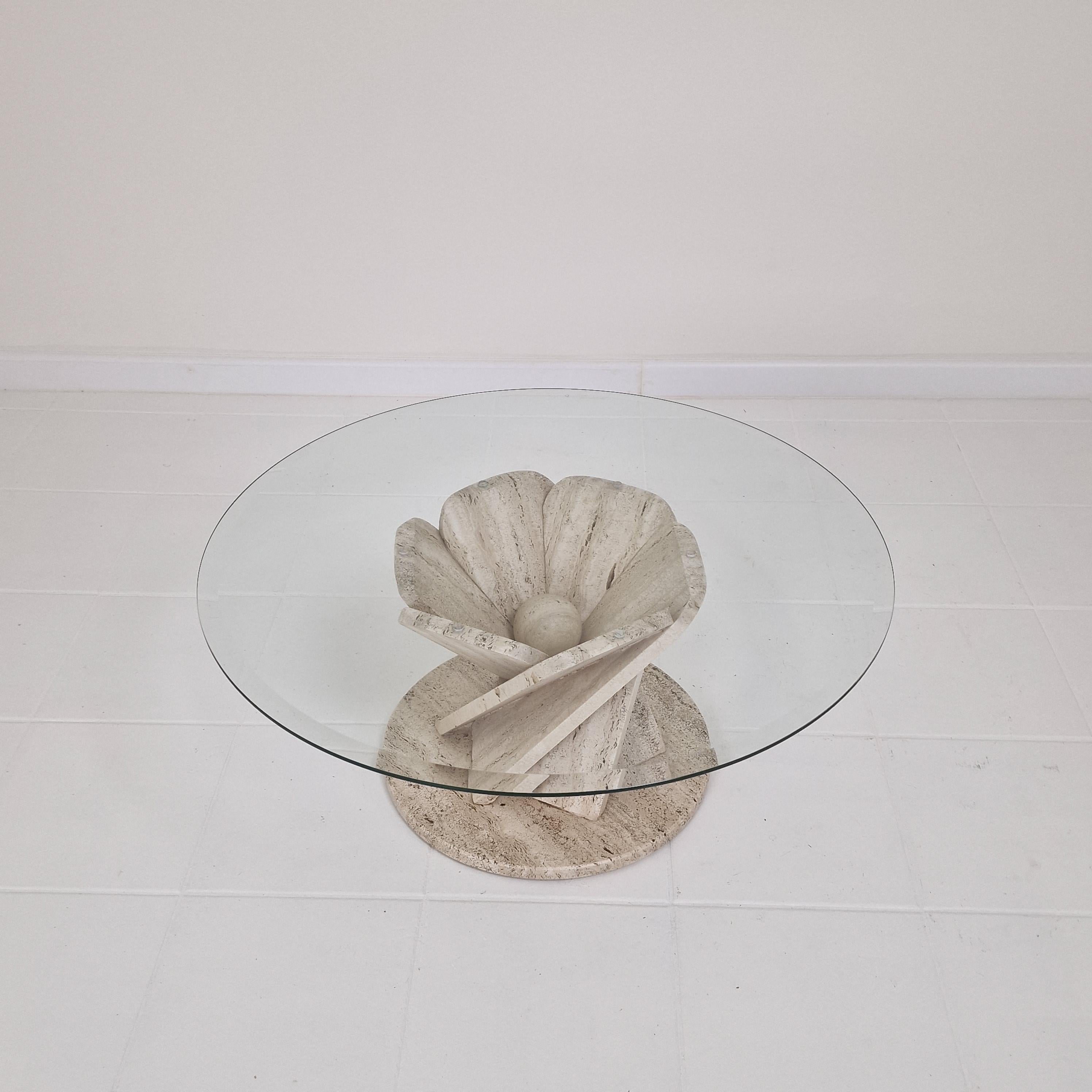 Italienischer Couchtisch „Flower“ aus Travertin mit rundem Teller im Facet-Schliff, 1980er Jahre (Moderne der Mitte des Jahrhunderts) im Angebot