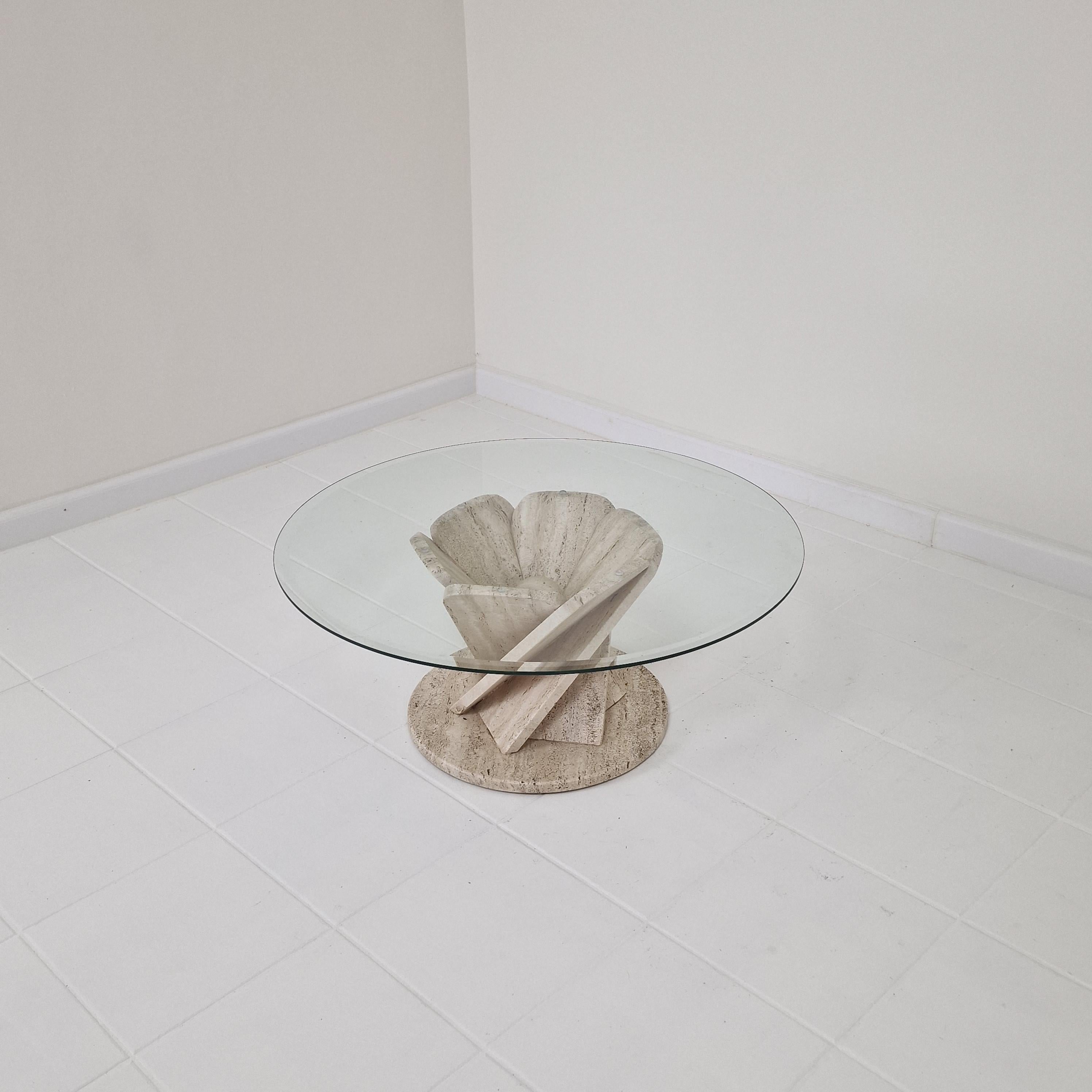 Italienischer Couchtisch „Flower“ aus Travertin mit rundem Teller im Facet-Schliff, 1980er Jahre (Handgefertigt) im Angebot