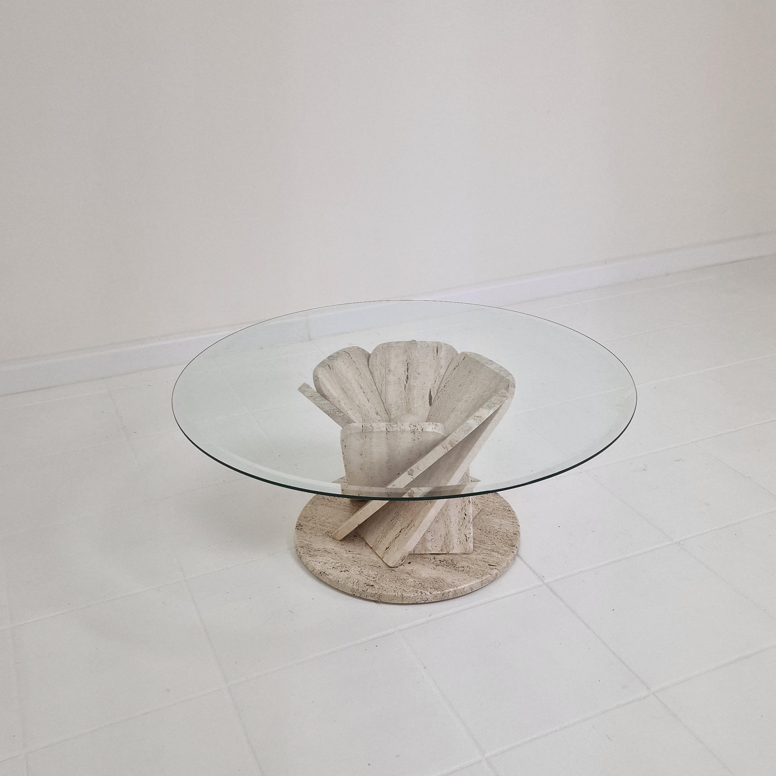 Italienischer Couchtisch „Flower“ aus Travertin mit rundem Teller im Facet-Schliff, 1980er Jahre im Zustand „Gut“ im Angebot in Oud Beijerland, NL