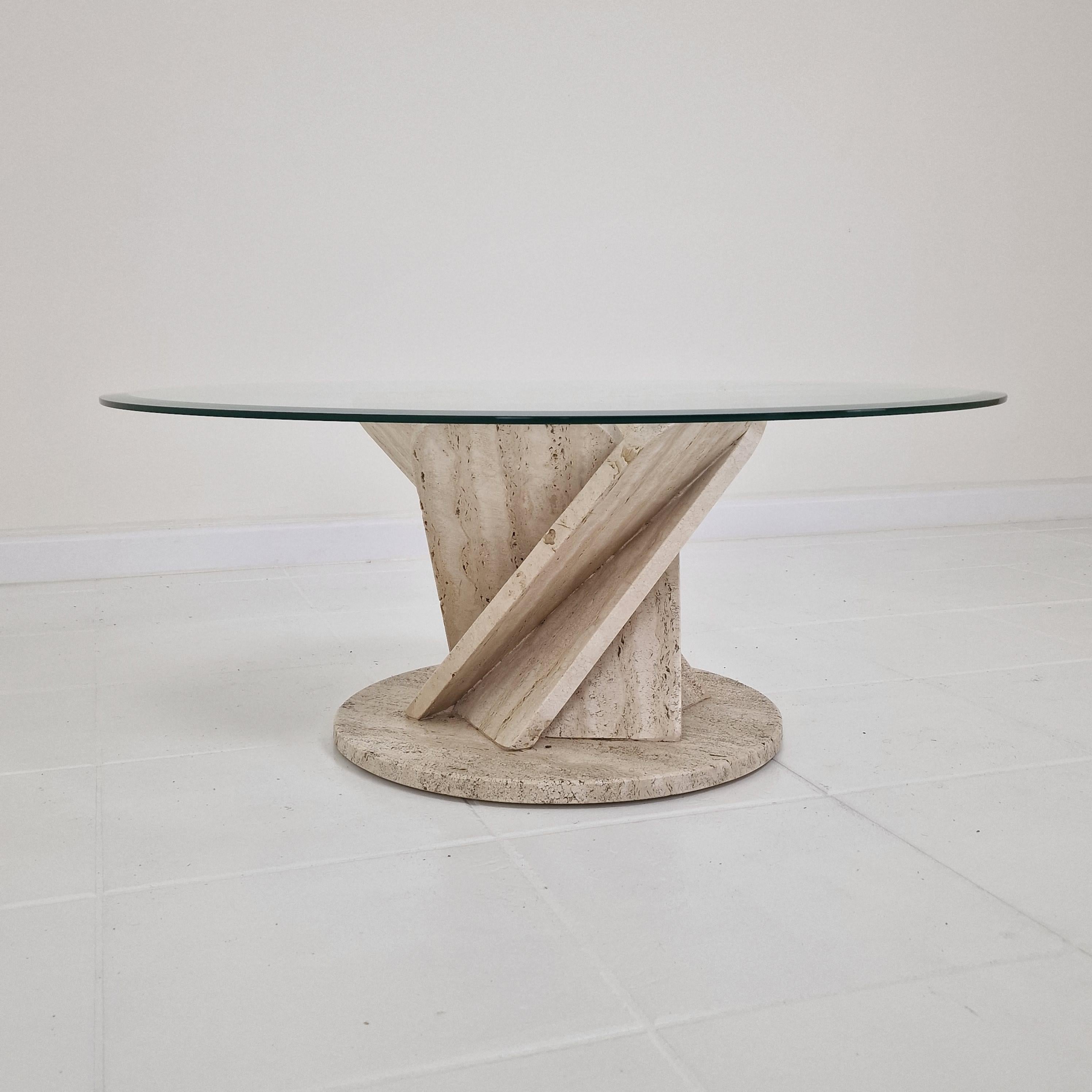 Italienischer Couchtisch „Flower“ aus Travertin mit rundem Teller im Facet-Schliff, 1980er Jahre (Ende des 20. Jahrhunderts) im Angebot