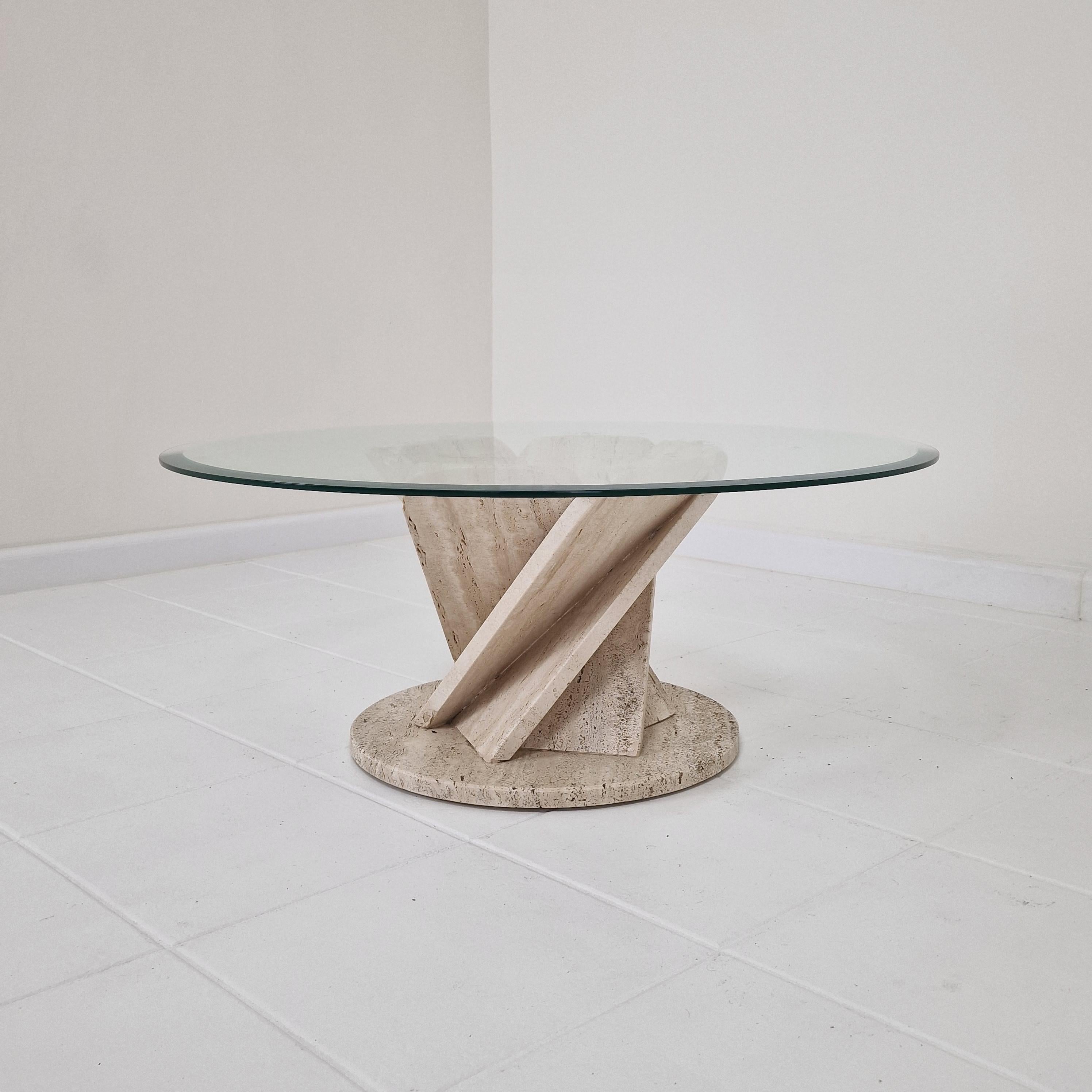 Italienischer Couchtisch „Flower“ aus Travertin mit rundem Teller im Facet-Schliff, 1980er Jahre (Glas) im Angebot