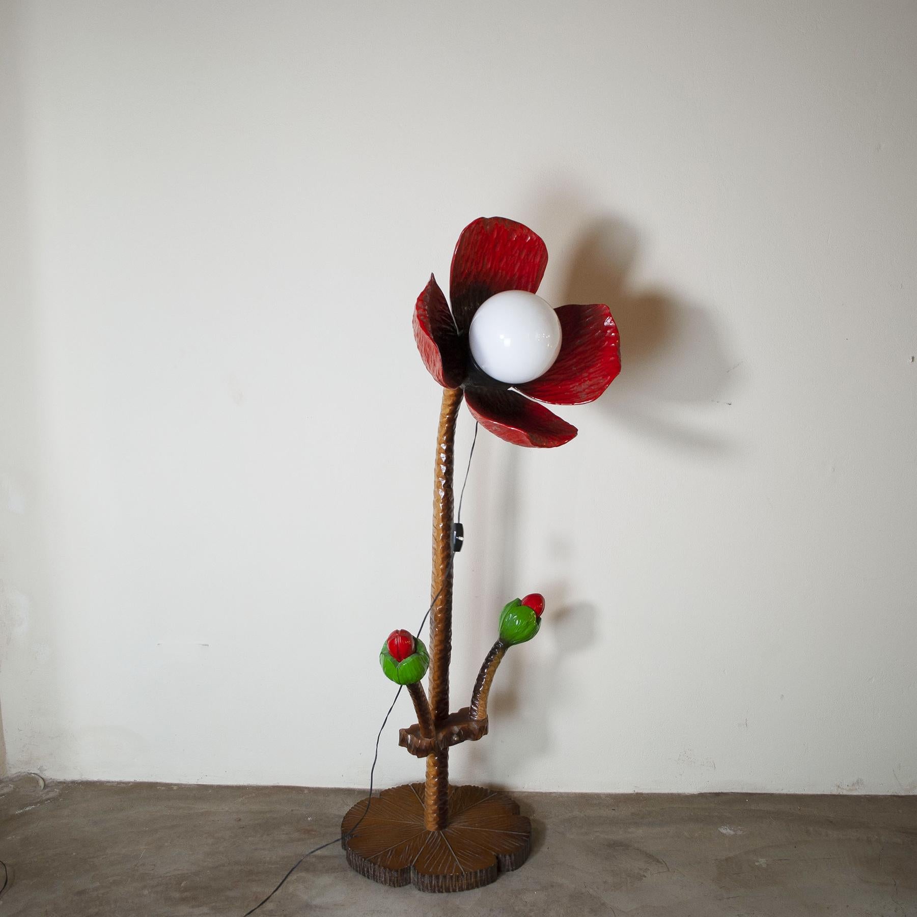 Mid-Century Modern Italian flower lamp in laquered wood 1960s. For Sale