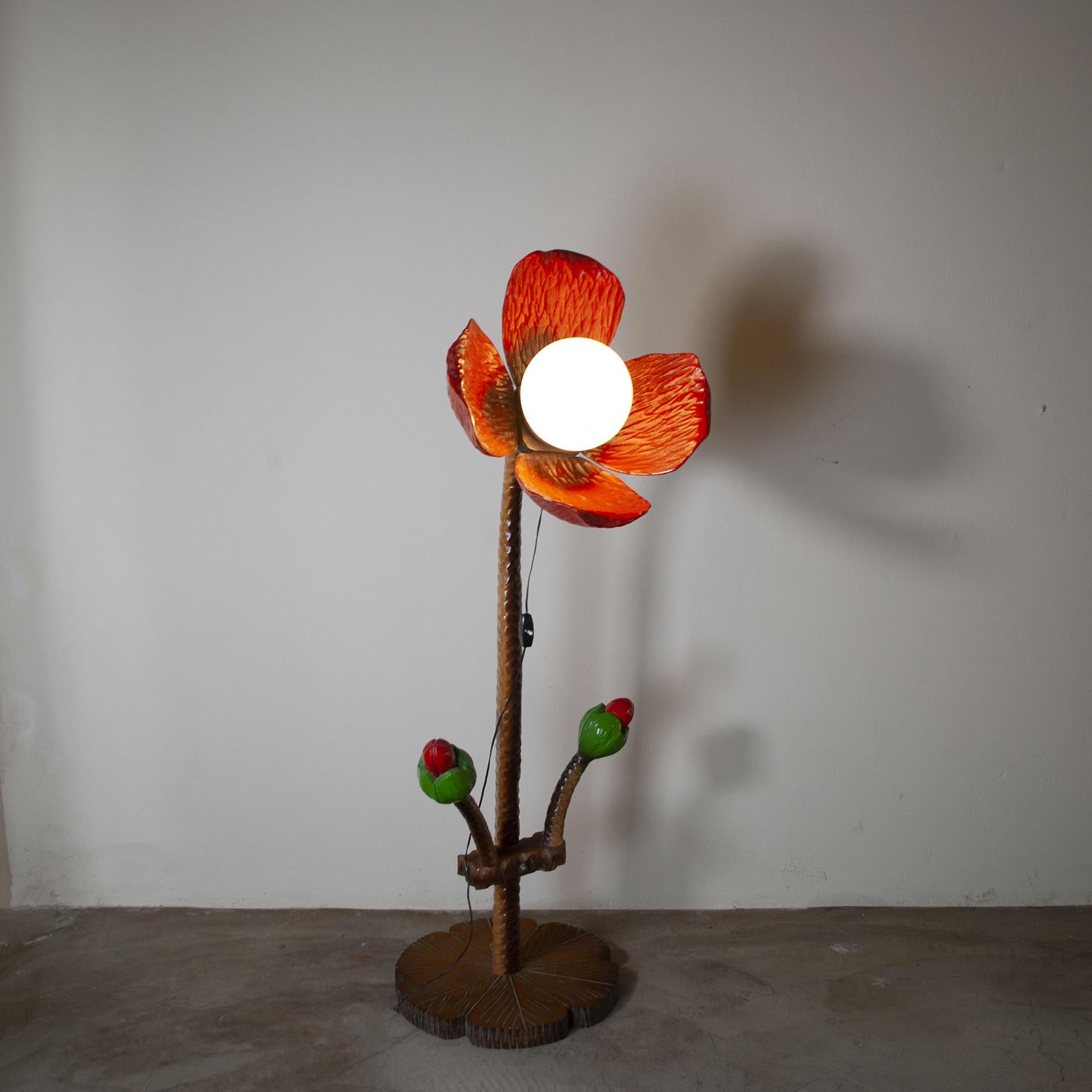 Mid-20th Century Italian flower lamp in laquered wood 1960s. For Sale