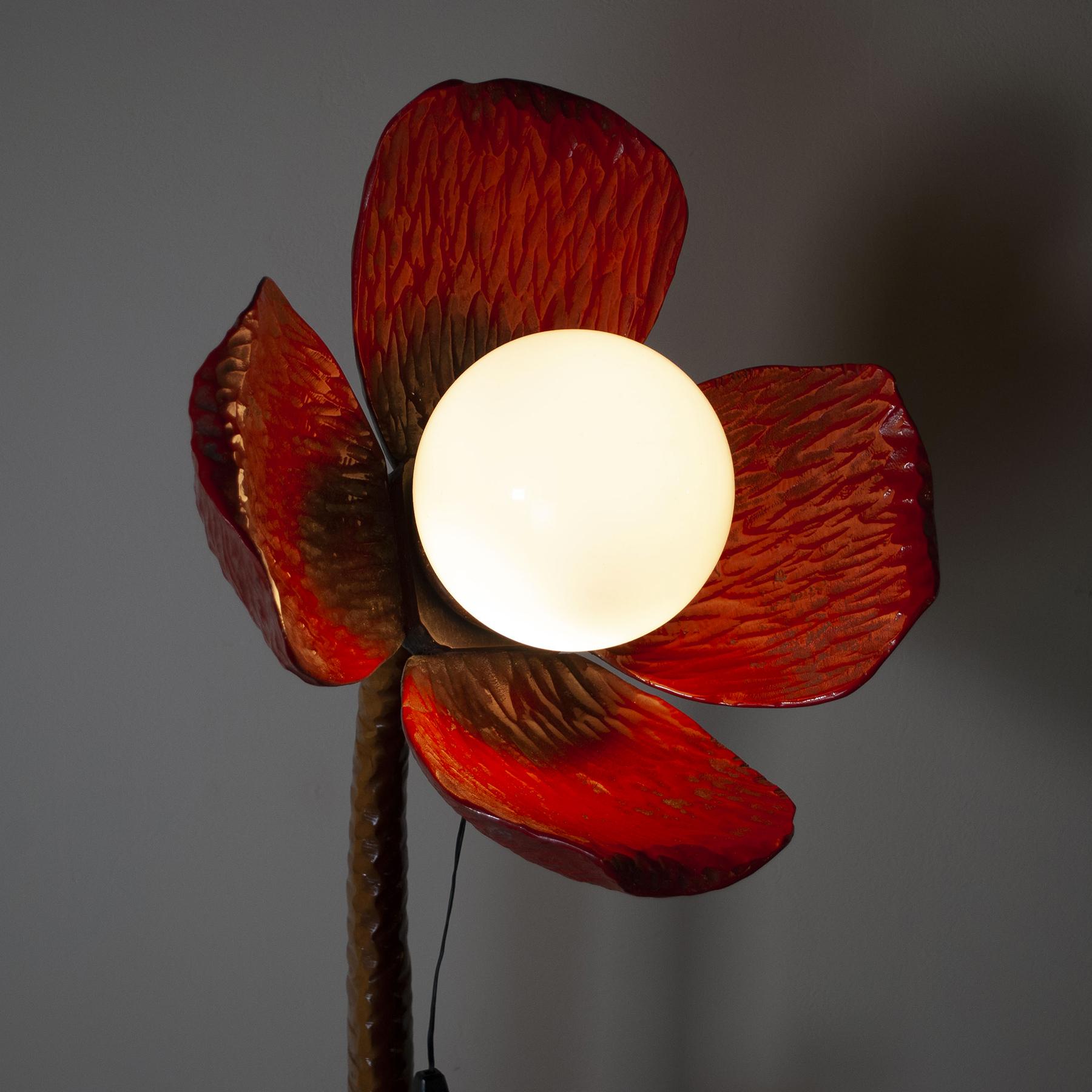 Walnut Italian flower lamp in laquered wood 1960s. For Sale