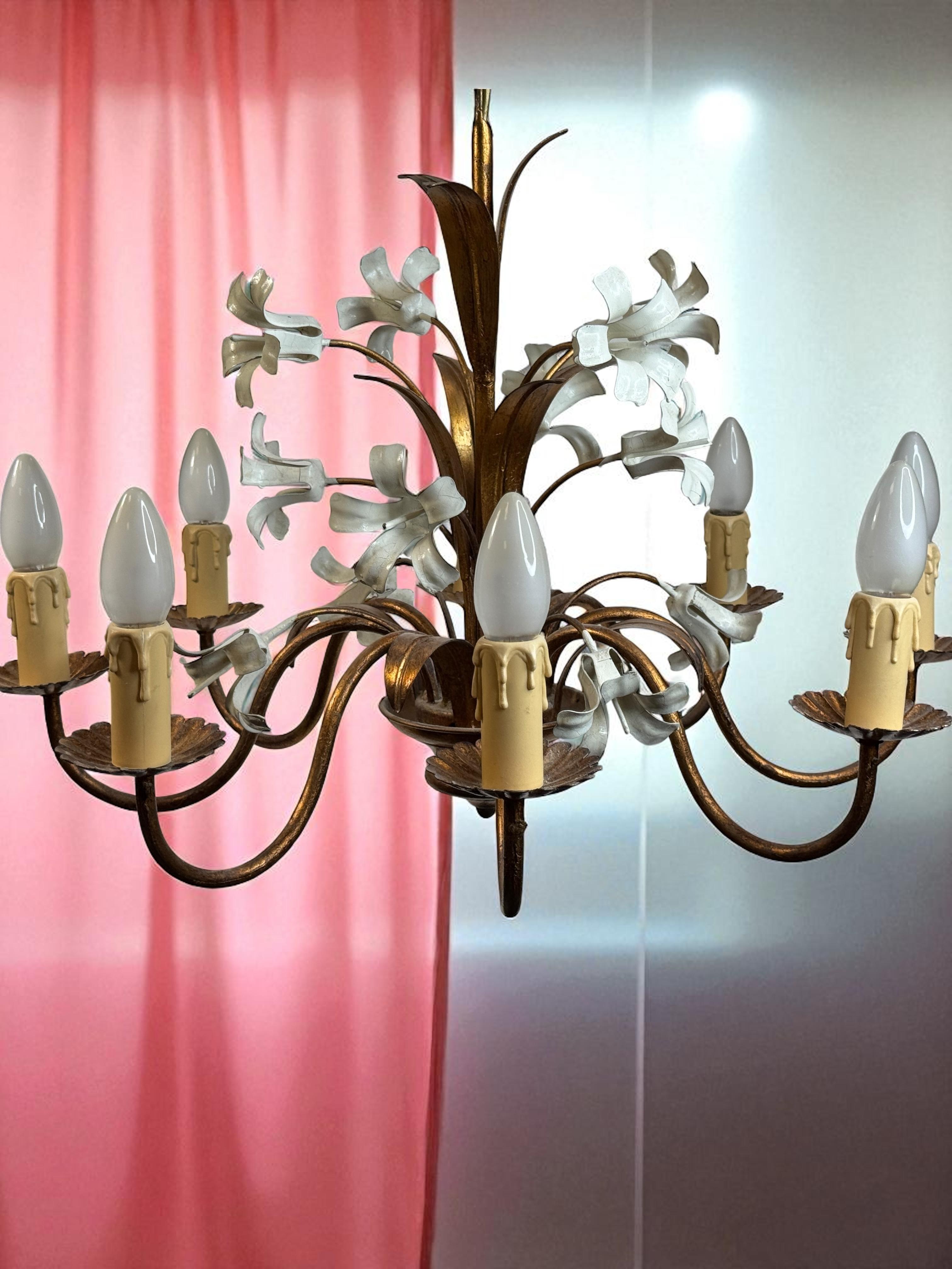 Araña italiana Flores Ocho Luces Tole Metal Dorado, Europea, Años 60 en venta 4