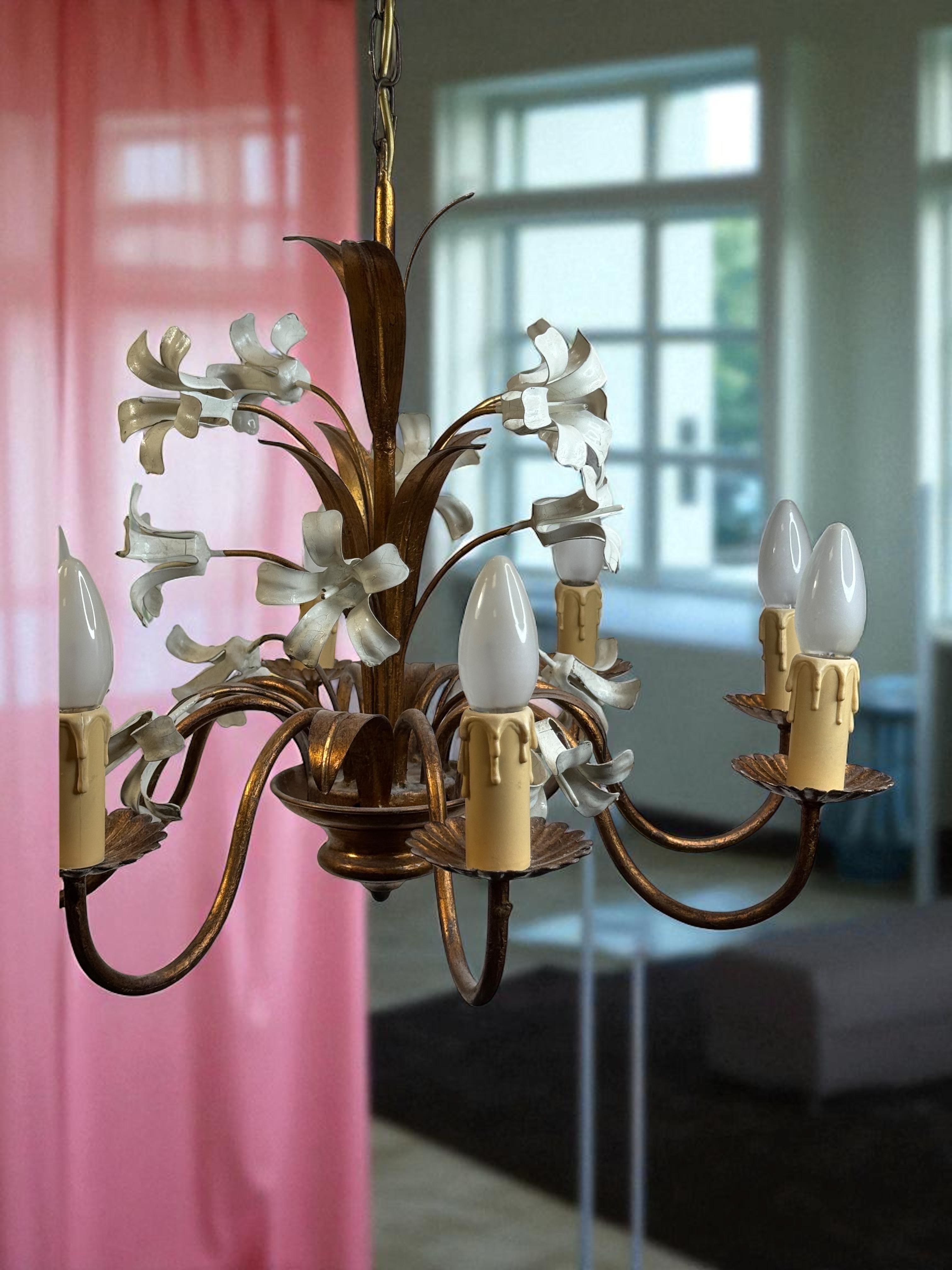 Araña italiana Flores Ocho Luces Tole Metal Dorado, Europea, Años 60 en venta 5
