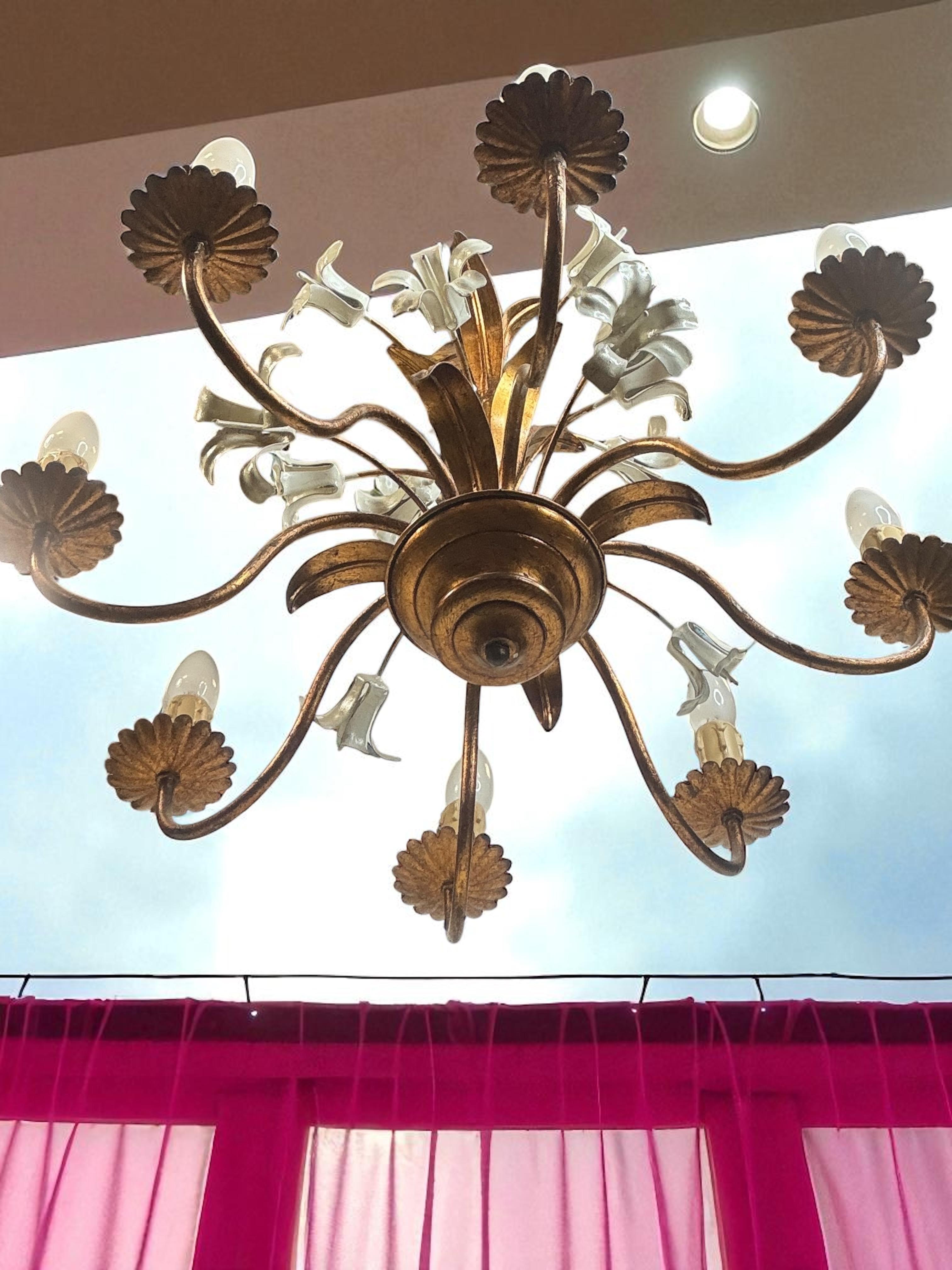 Araña italiana Flores Ocho Luces Tole Metal Dorado, Europea, Años 60 en venta 8