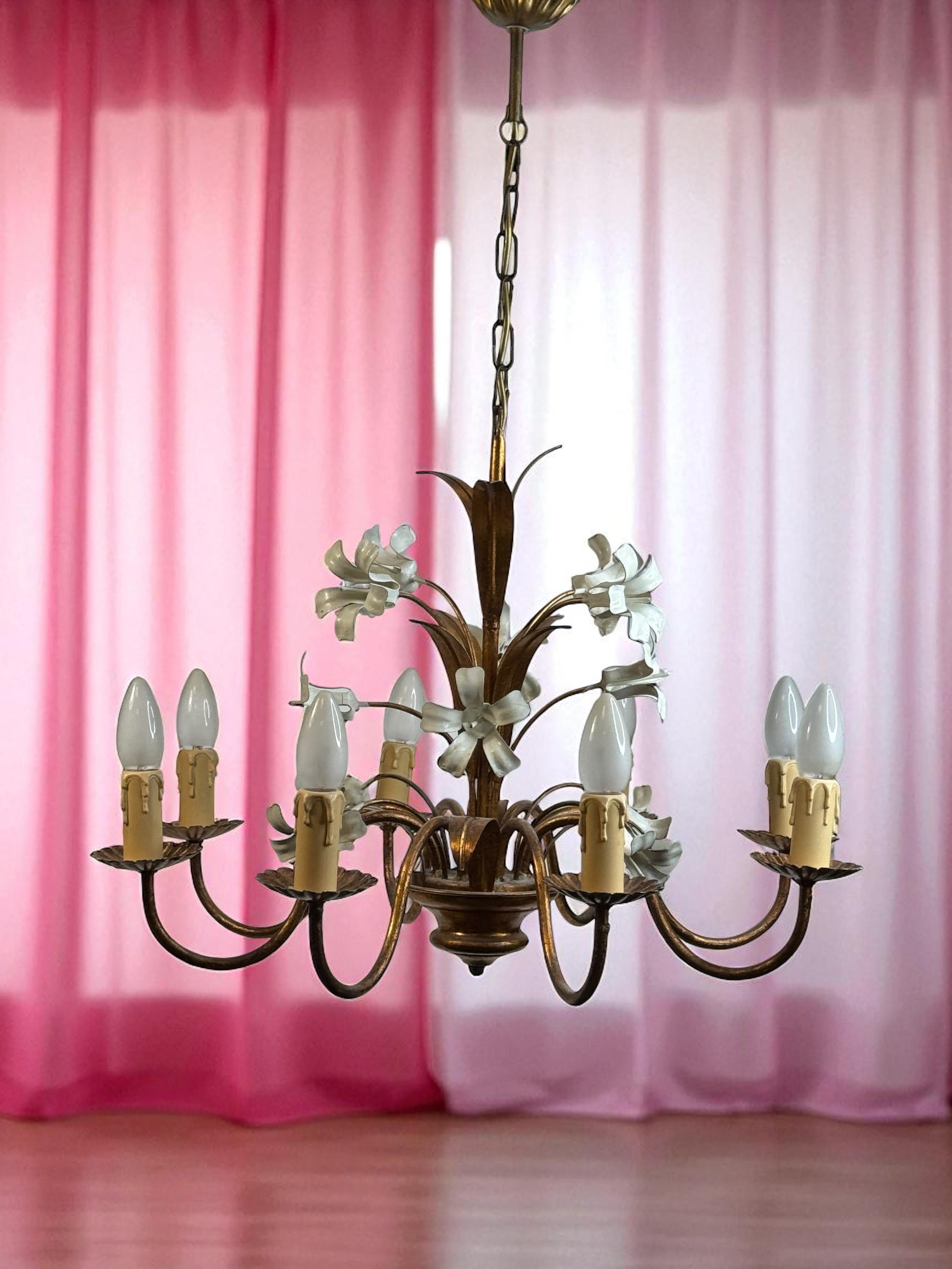 Araña italiana Flores Ocho Luces Tole Metal Dorado, Europea, Años 60 en venta 9