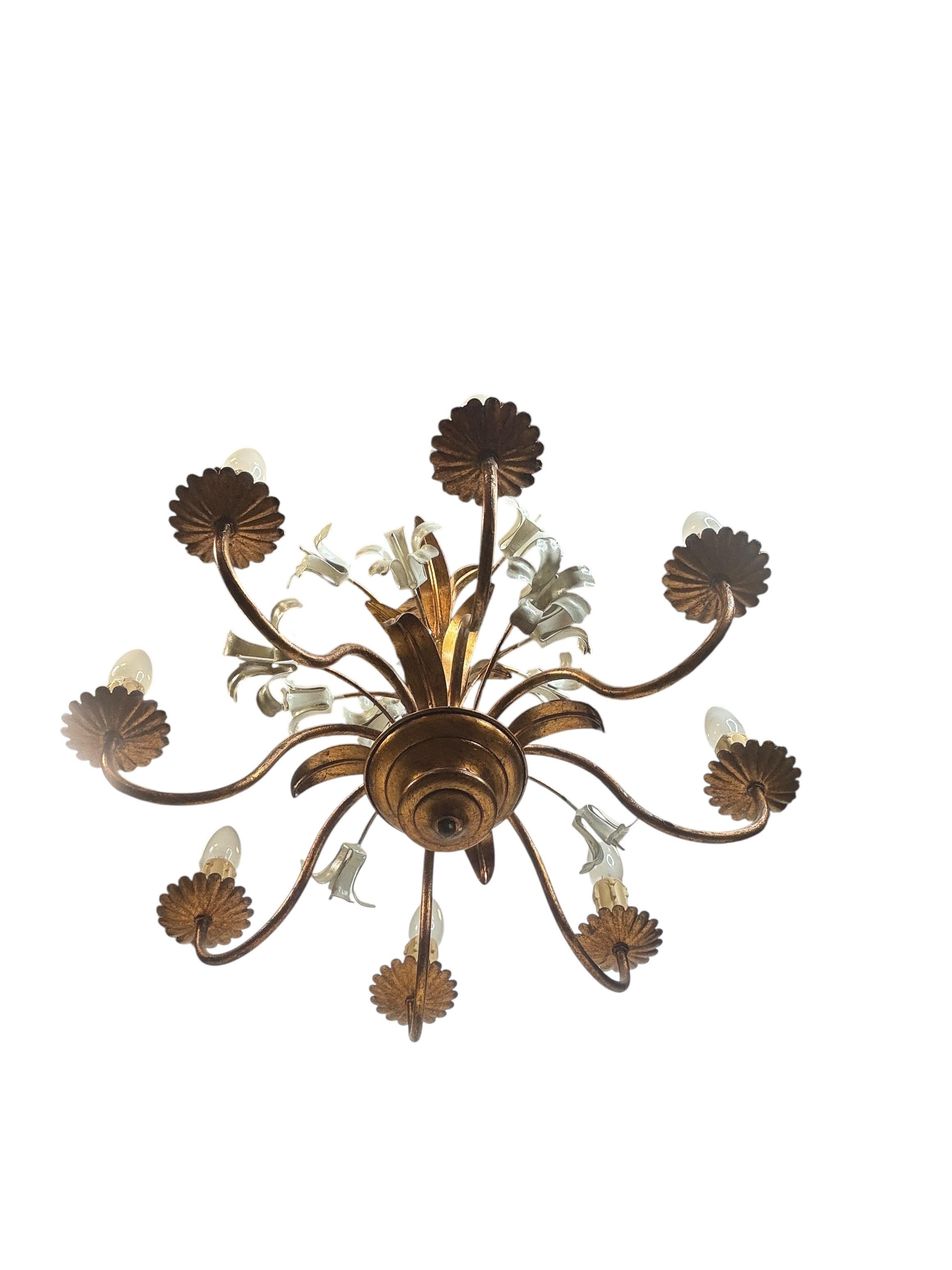 Araña italiana Flores Ocho Luces Tole Metal Dorado, Europea, Años 60 Italiano en venta