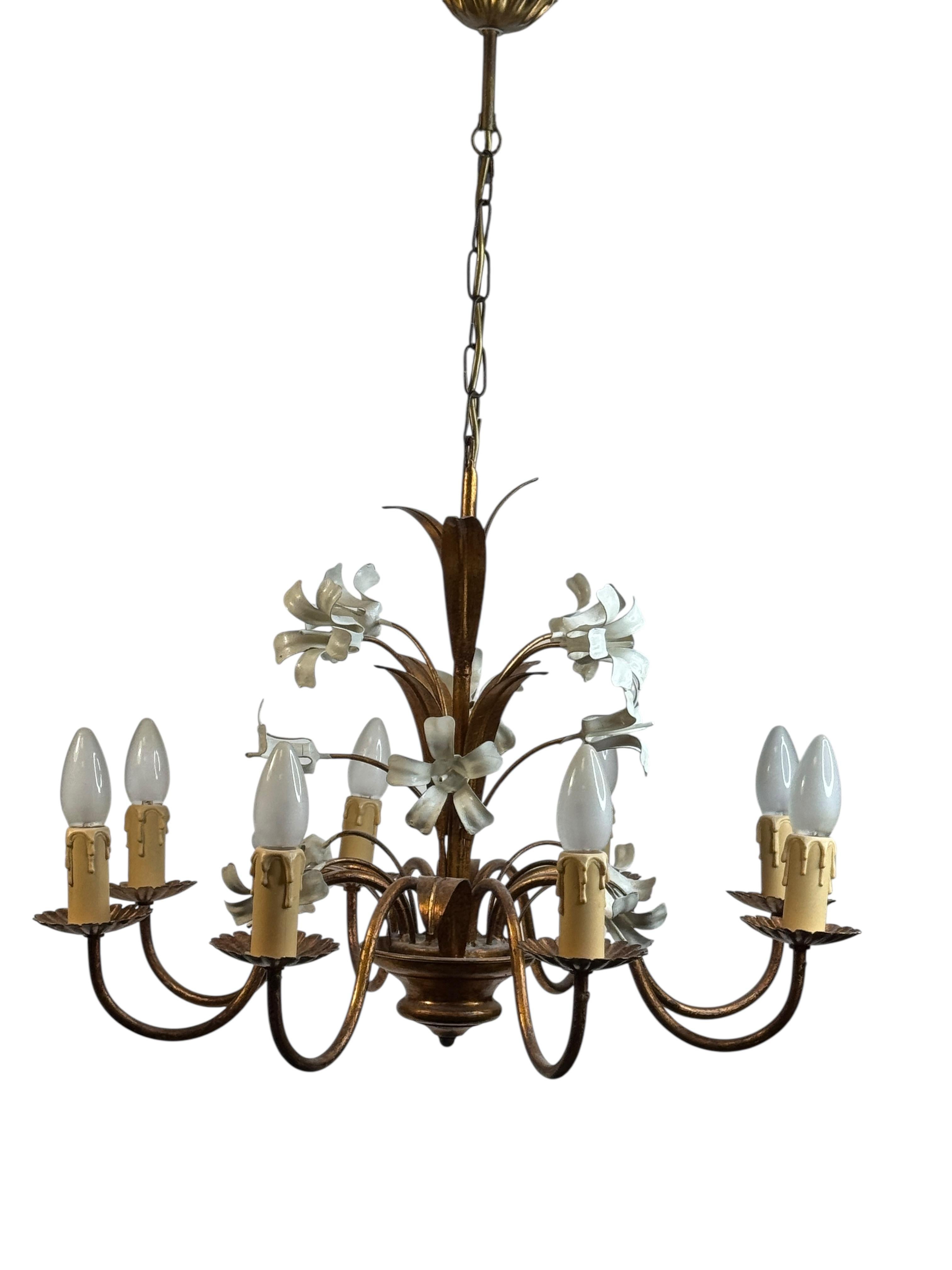 Araña italiana Flores Ocho Luces Tole Metal Dorado, Europea, Años 60 en Bueno estado para la venta en Nuernberg, DE
