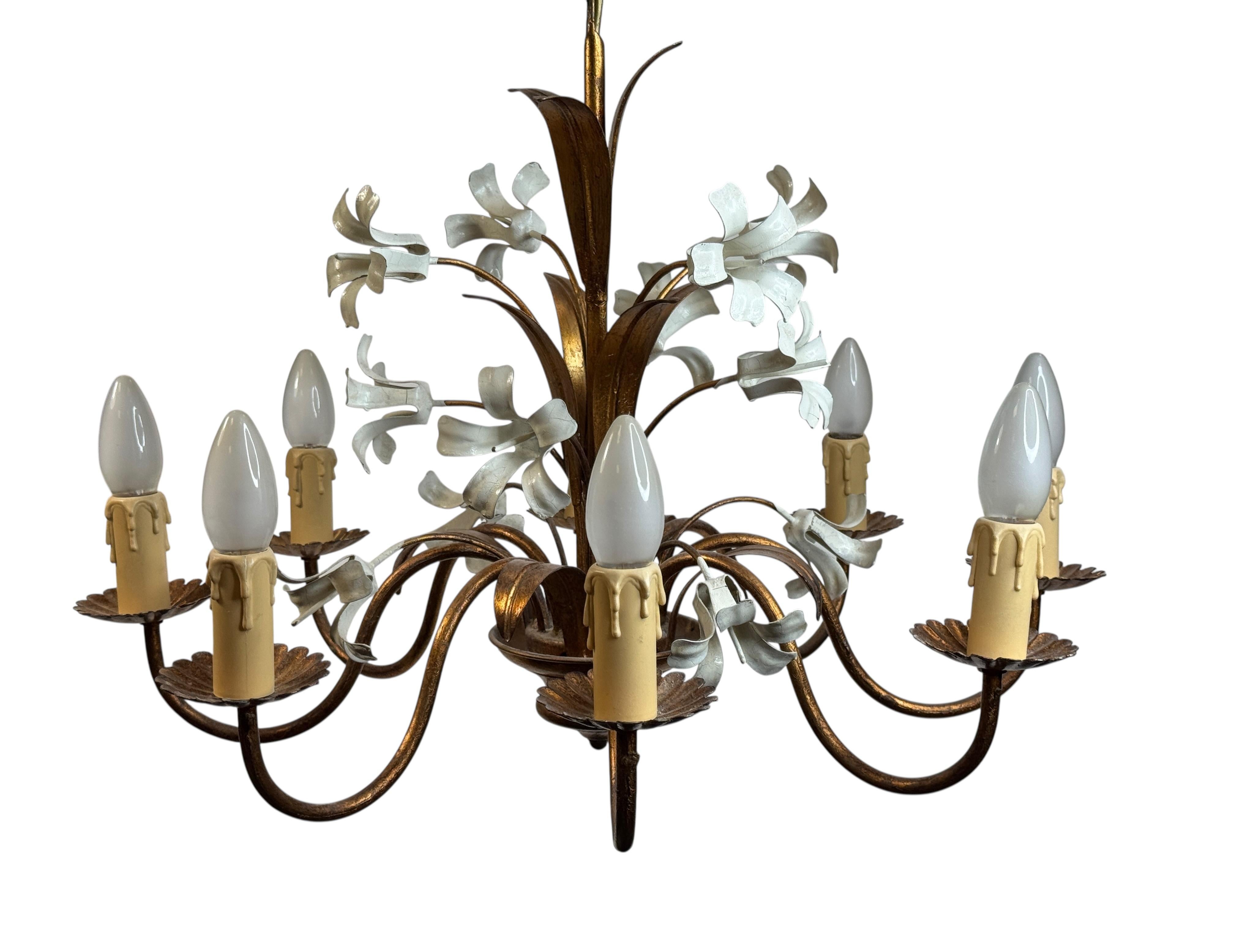 Araña italiana Flores Ocho Luces Tole Metal Dorado, Europea, Años 60 mediados del siglo XX en venta