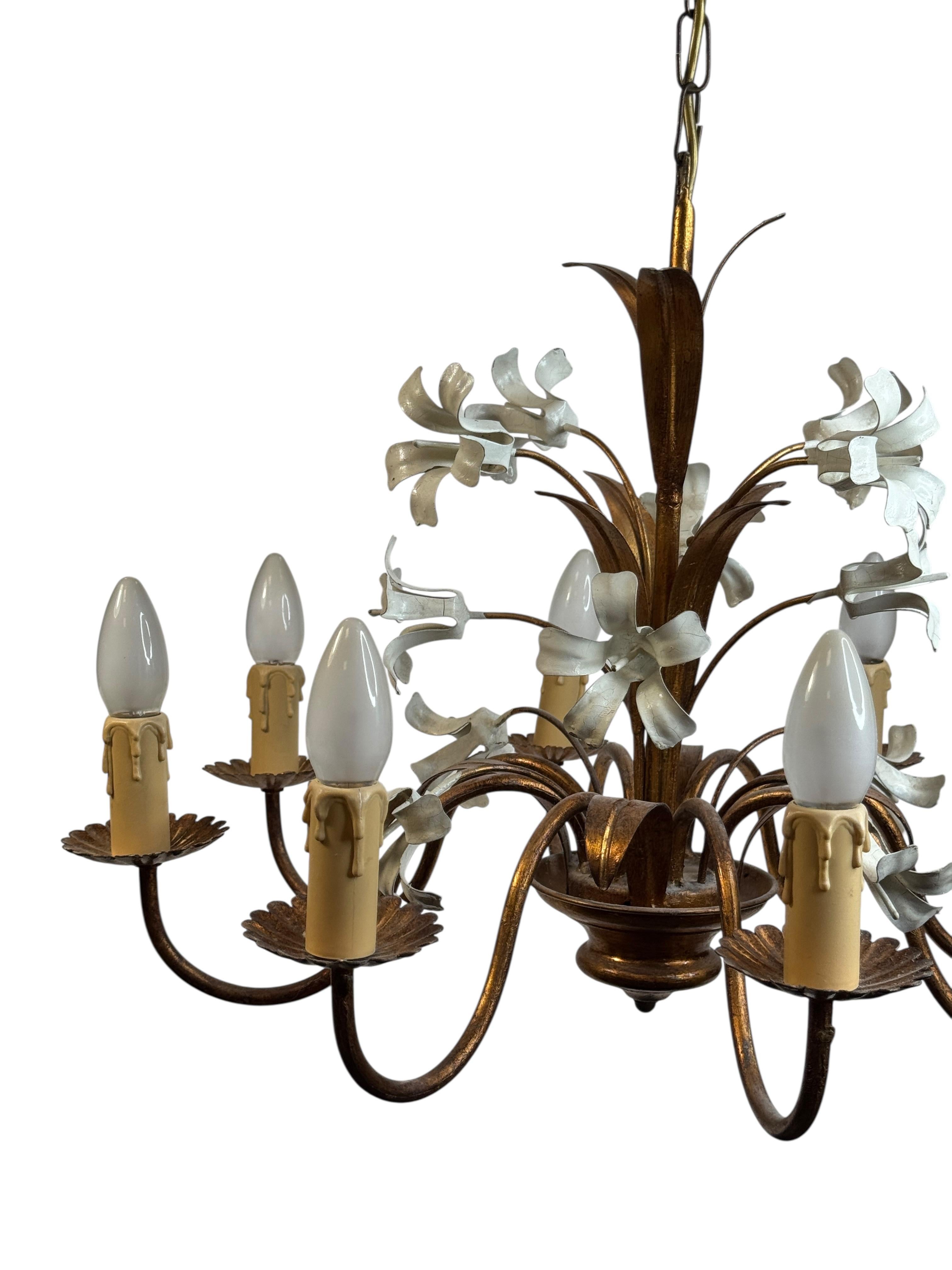 Araña italiana Flores Ocho Luces Tole Metal Dorado, Europea, Años 60 en venta 1