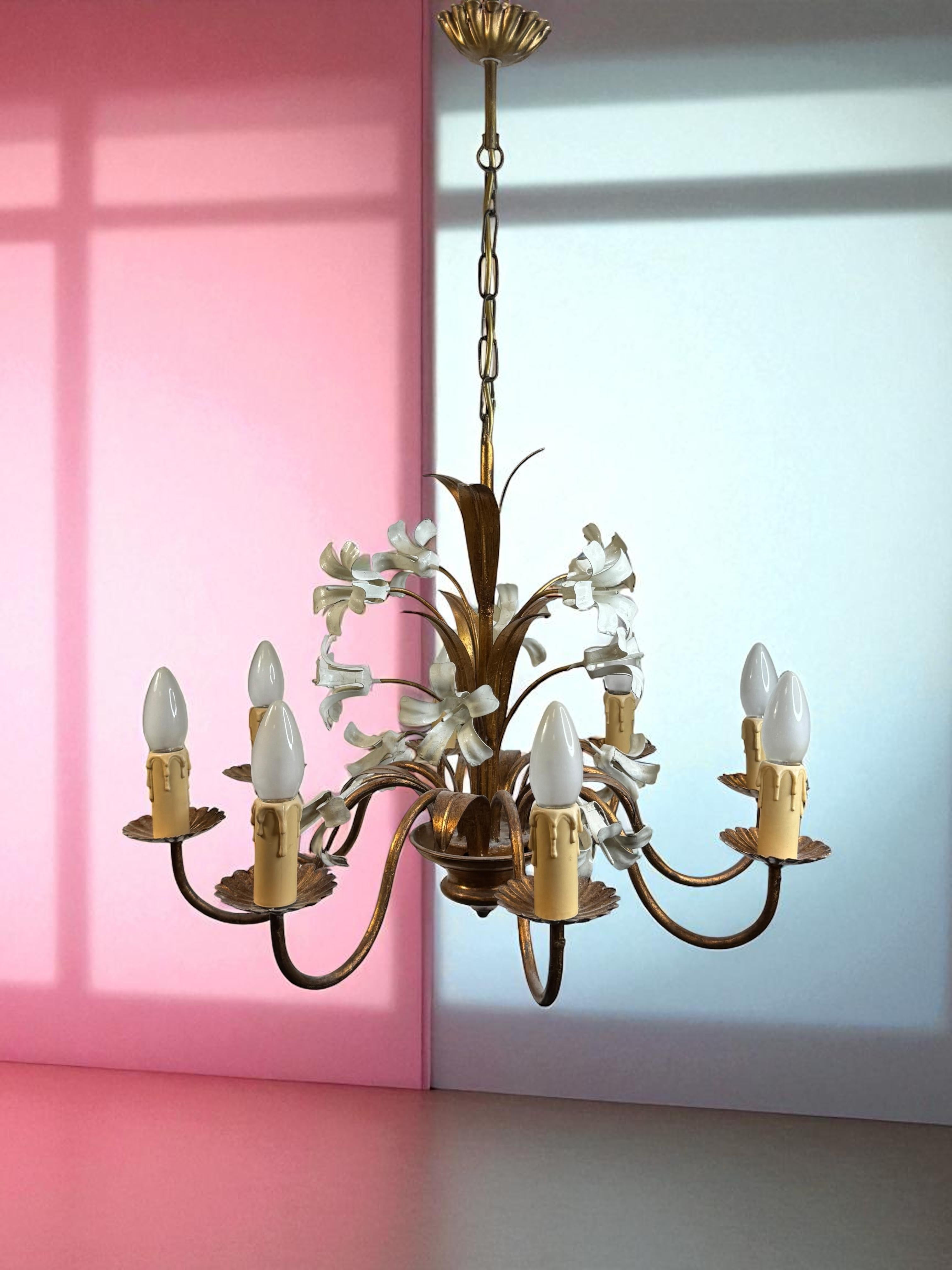 Araña italiana Flores Ocho Luces Tole Metal Dorado, Europea, Años 60 en venta 3
