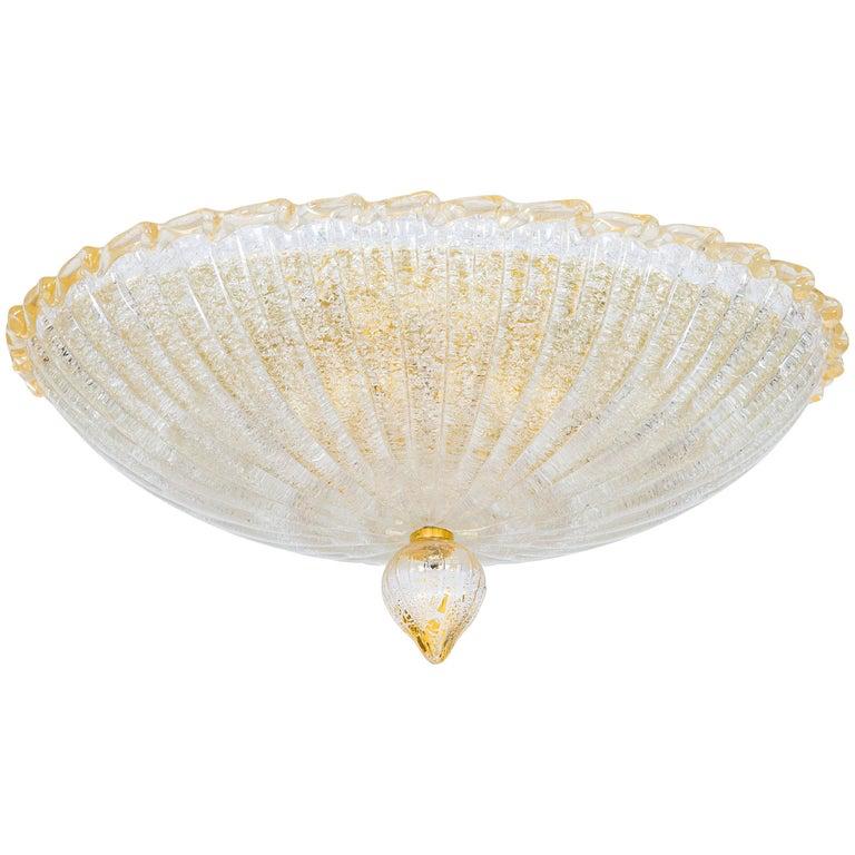 Elegante Lámpara de Techo Italiana Artesanal de Cristal Soplado de Murano de color dorado repintado y transparente. 
Este retrato se ha fabricado íntegramente en la isla italiana de Murano, siguiendo la antigua y original tradición del vidrio