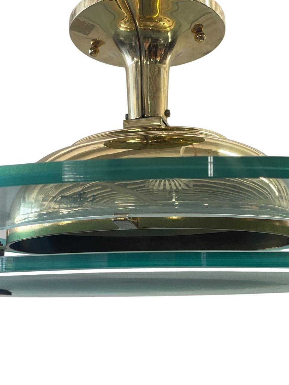 Llamativa lámpara italiana empotrada o colgante de mediados de siglo atribuida a Max Ingrand para Fontana Arte, hacia la década de 1960. Esta sofisticada lámpara de techo presenta dos gruesos discos ovales de cristal -uno transparente y otro con