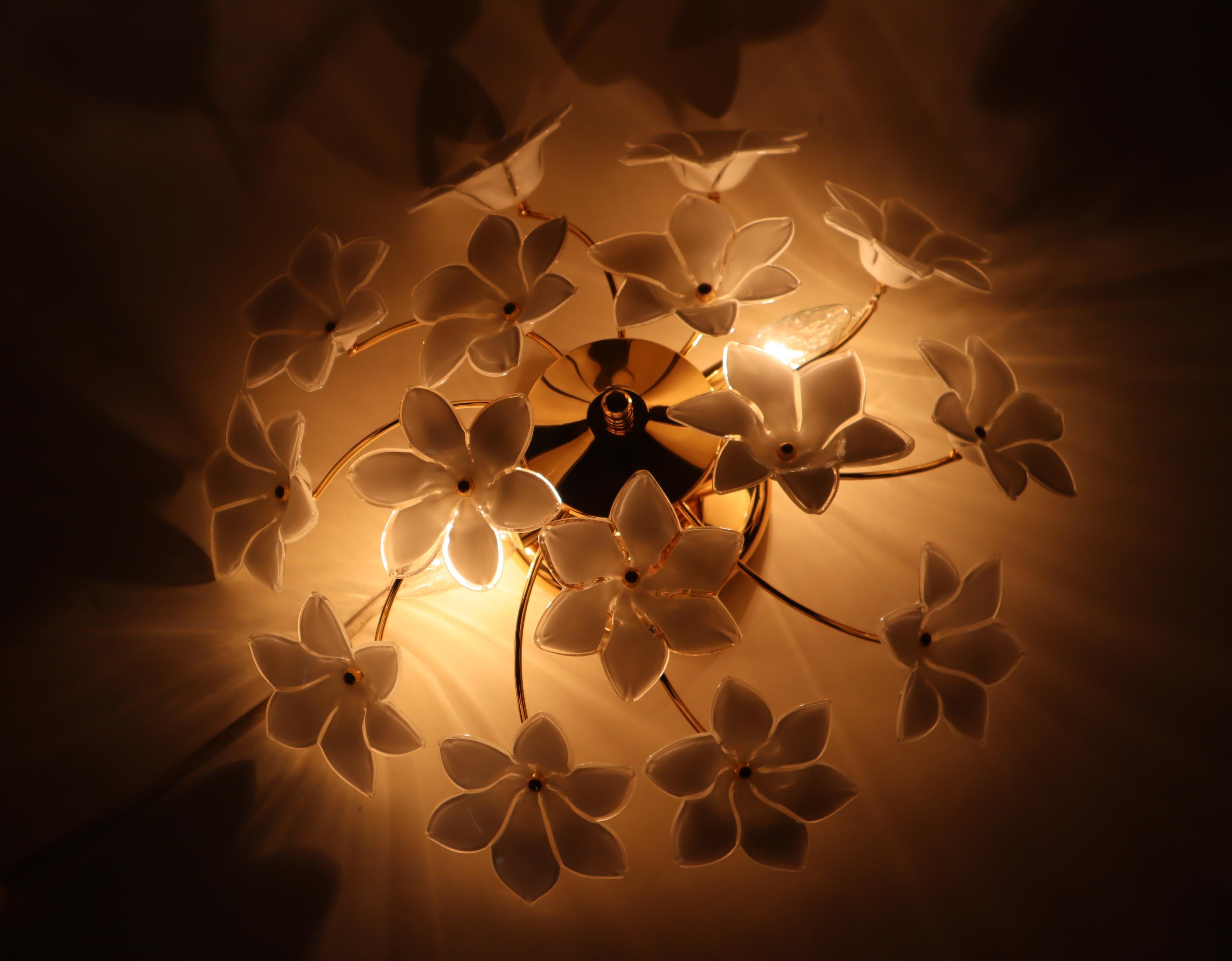 Monture affleurante italienne avec fleurs en verre de Murano blanc en vente 3