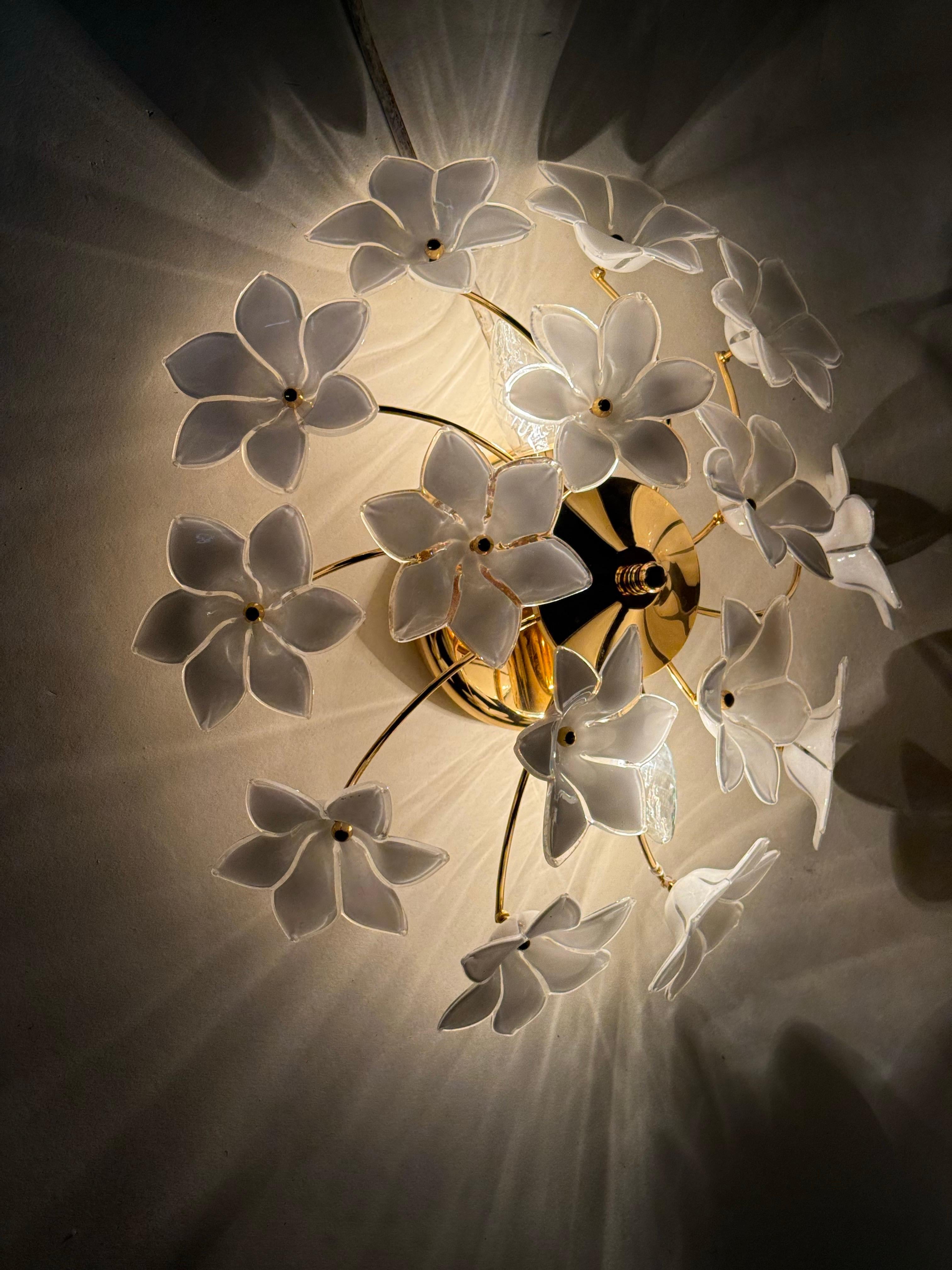 Monture affleurante italienne avec fleurs en verre de Murano blanc en vente 4