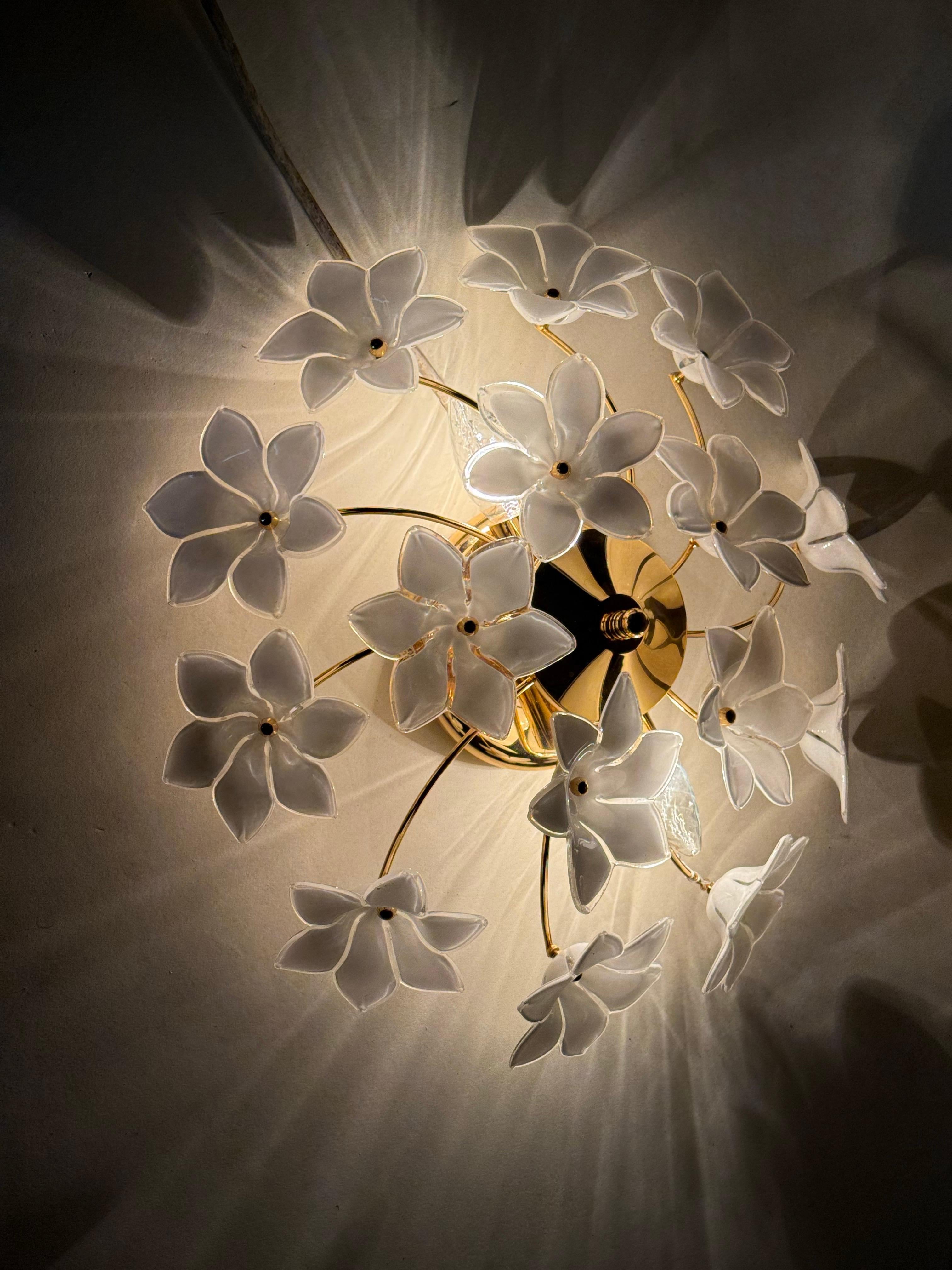 Monture affleurante italienne avec fleurs en verre de Murano blanc en vente 5