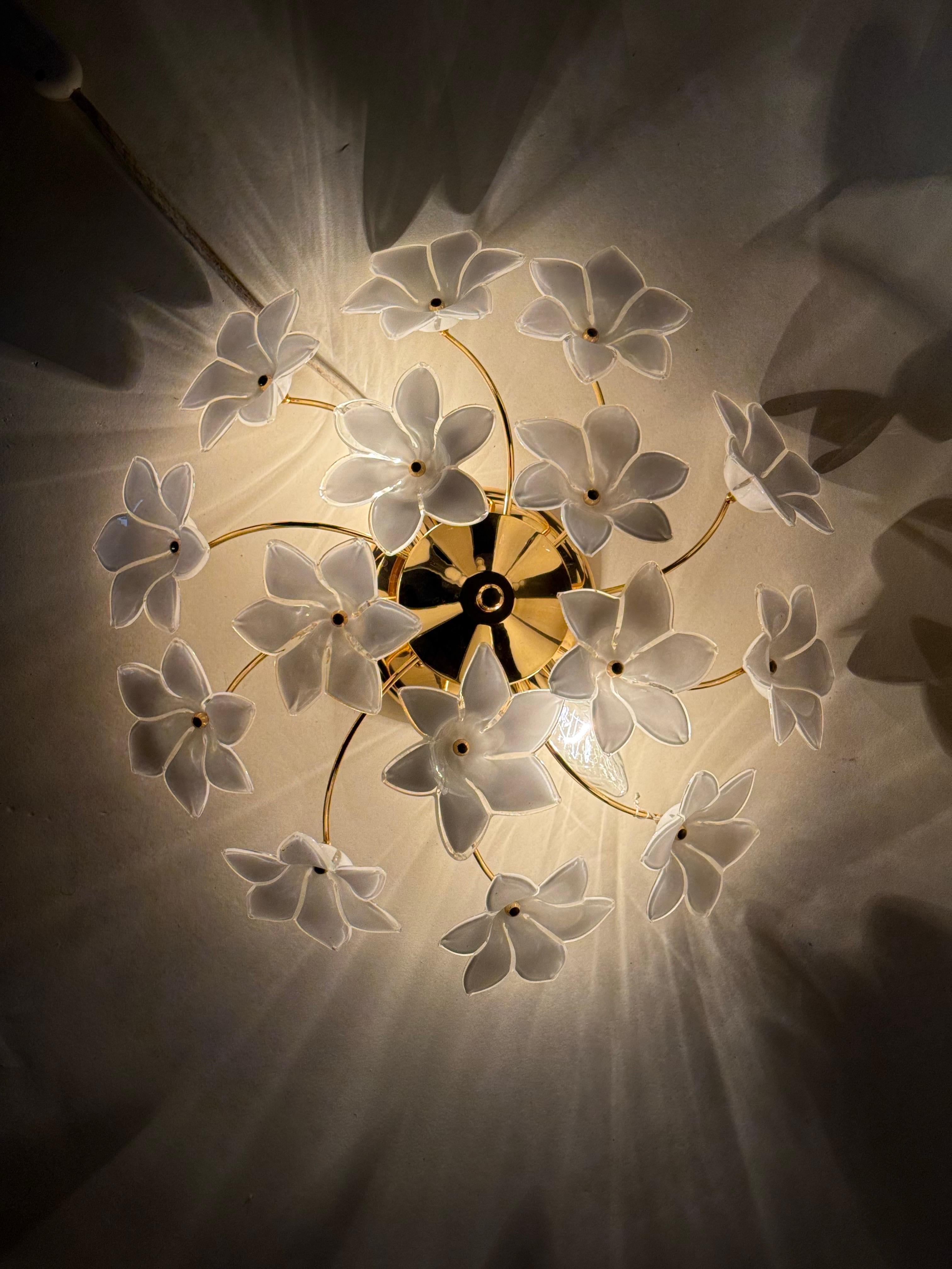 Monture affleurante italienne avec fleurs en verre de Murano blanc en vente 6