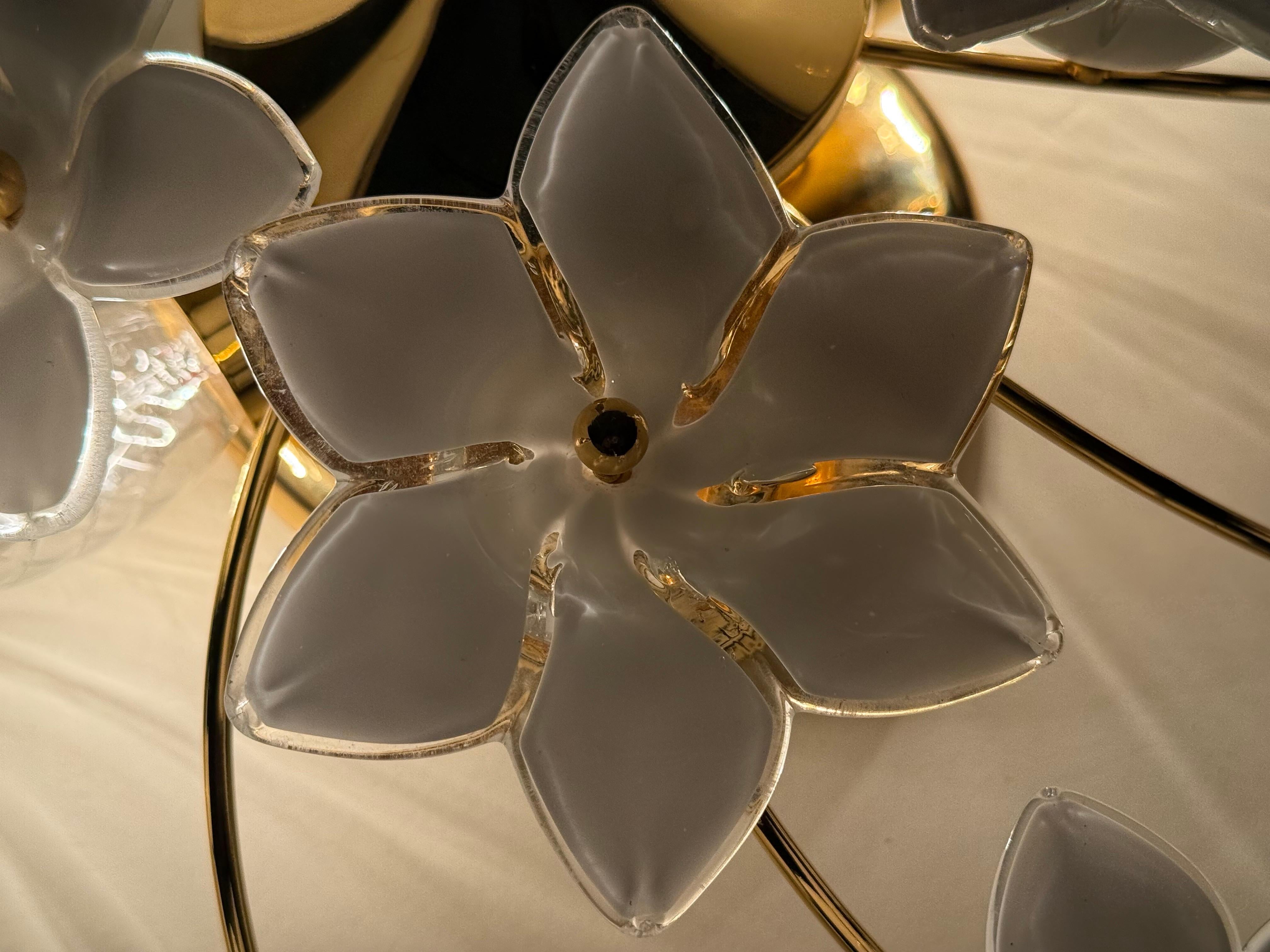 Monture affleurante italienne avec fleurs en verre de Murano blanc en vente 7