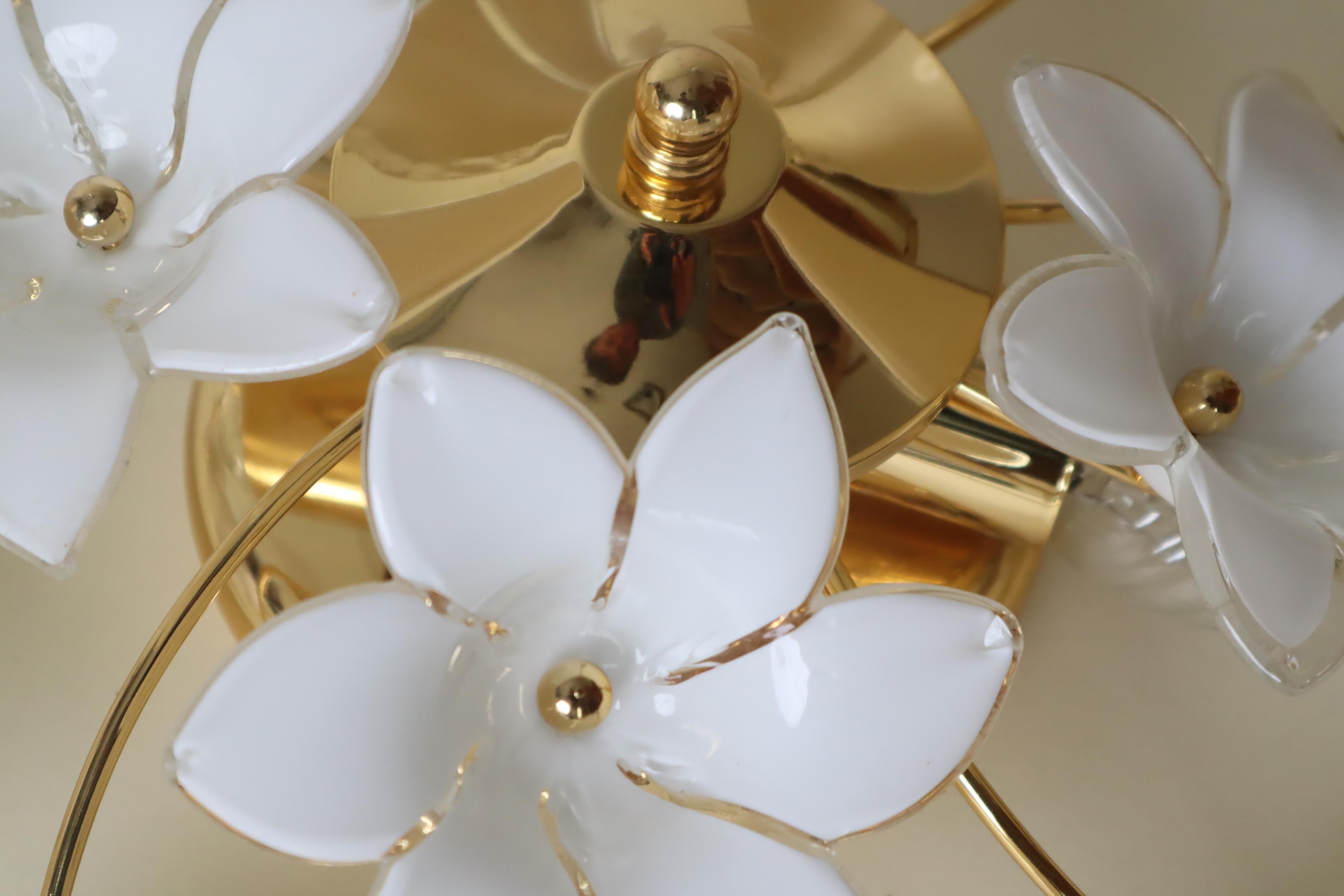 Monture affleurante italienne avec fleurs en verre de Murano blanc Bon état - En vente à Hannover, DE