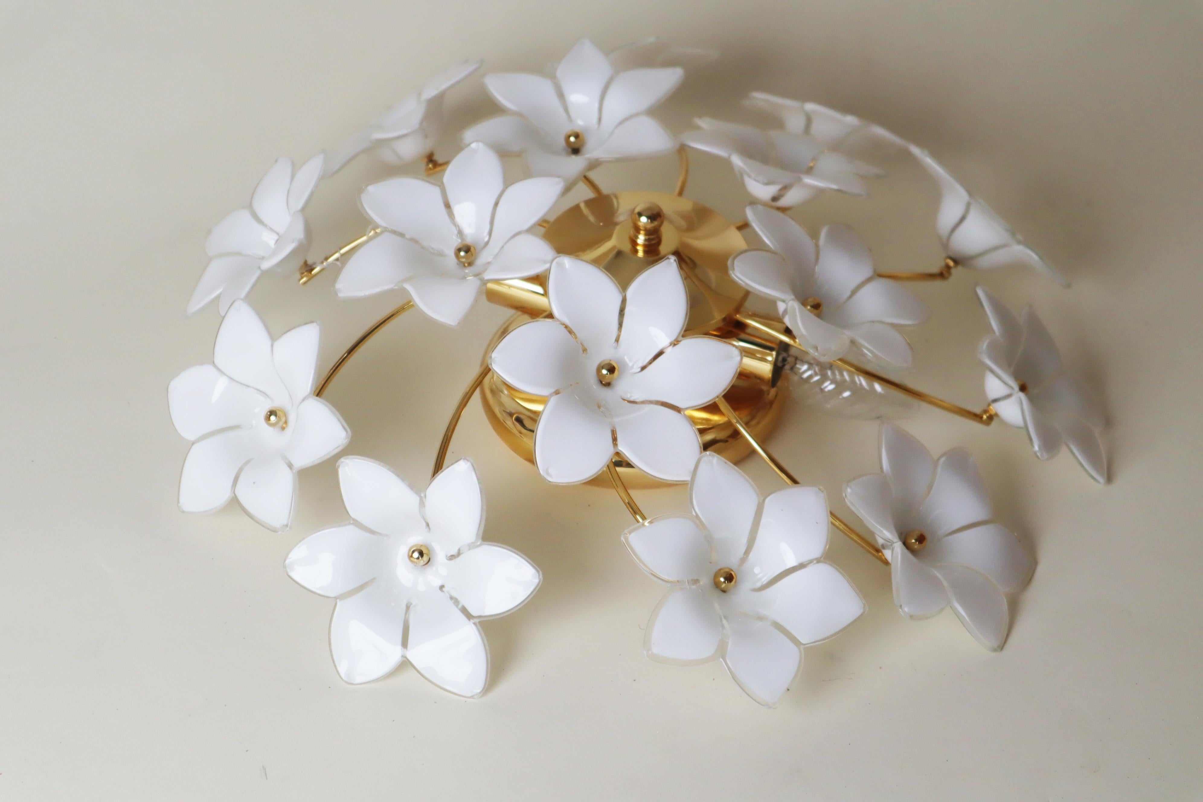 Fin du 20e siècle Monture affleurante italienne avec fleurs en verre de Murano blanc en vente