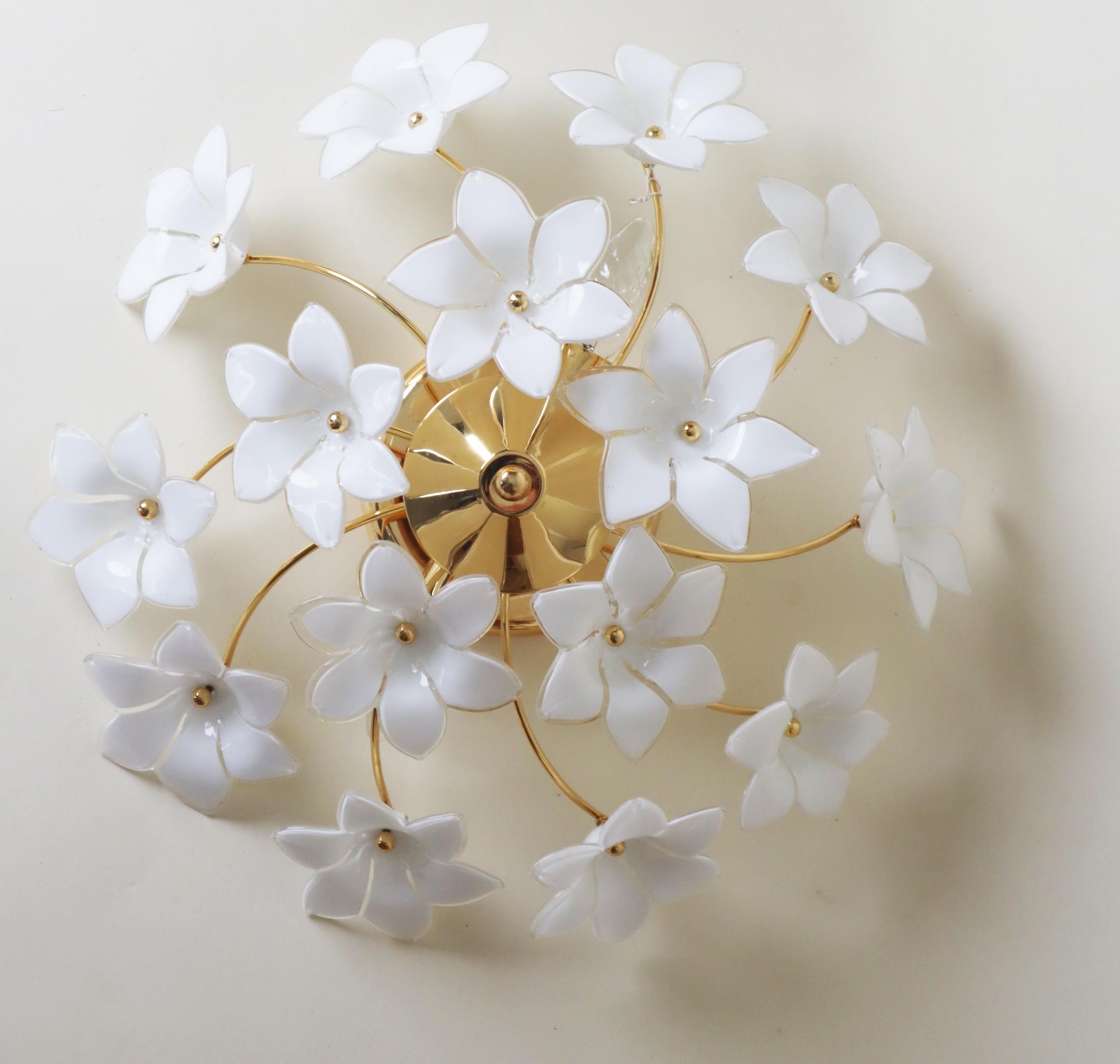 Monture affleurante italienne avec fleurs en verre de Murano blanc en vente 1
