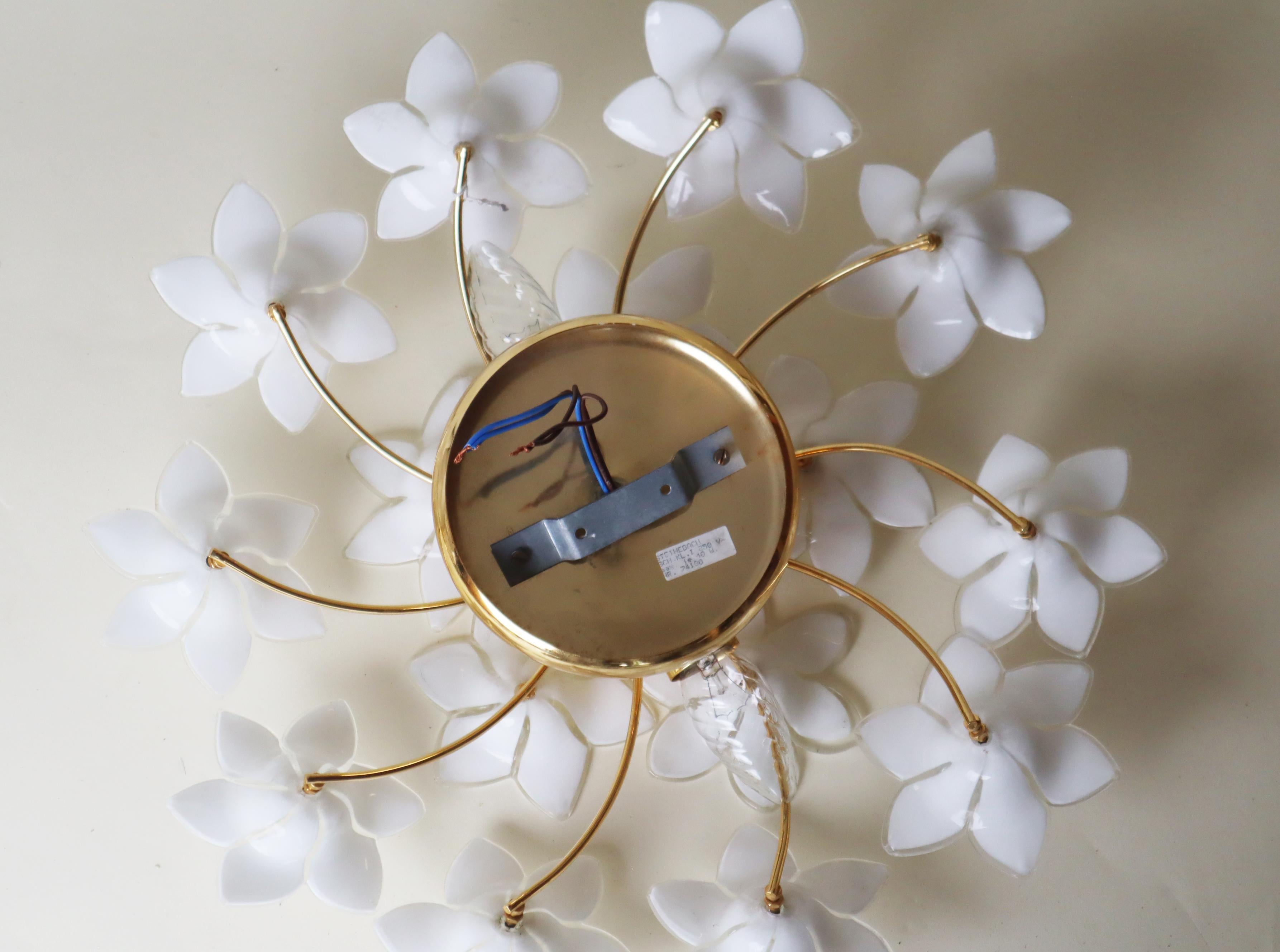 Monture affleurante italienne avec fleurs en verre de Murano blanc en vente 2