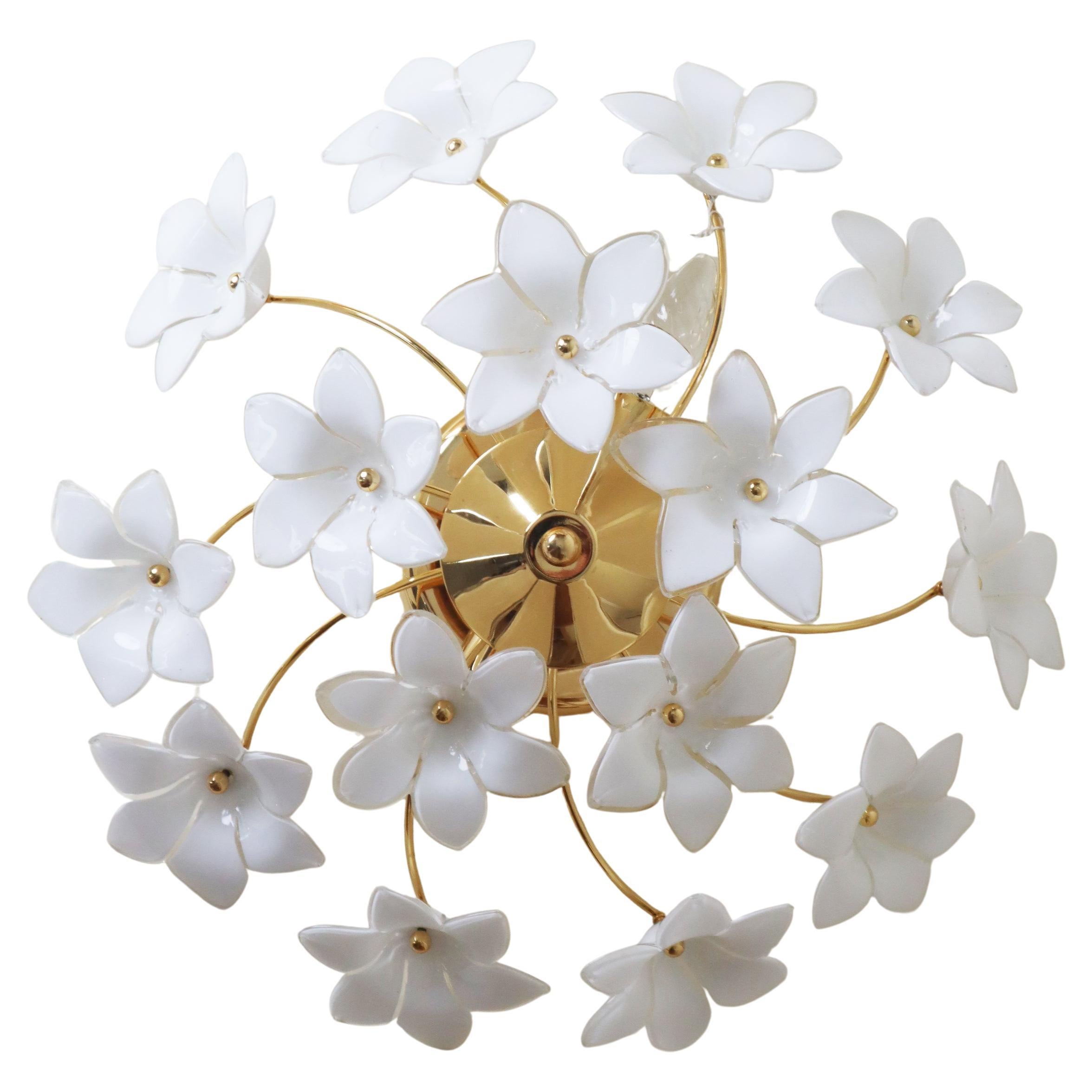 Monture affleurante italienne avec fleurs en verre de Murano blanc