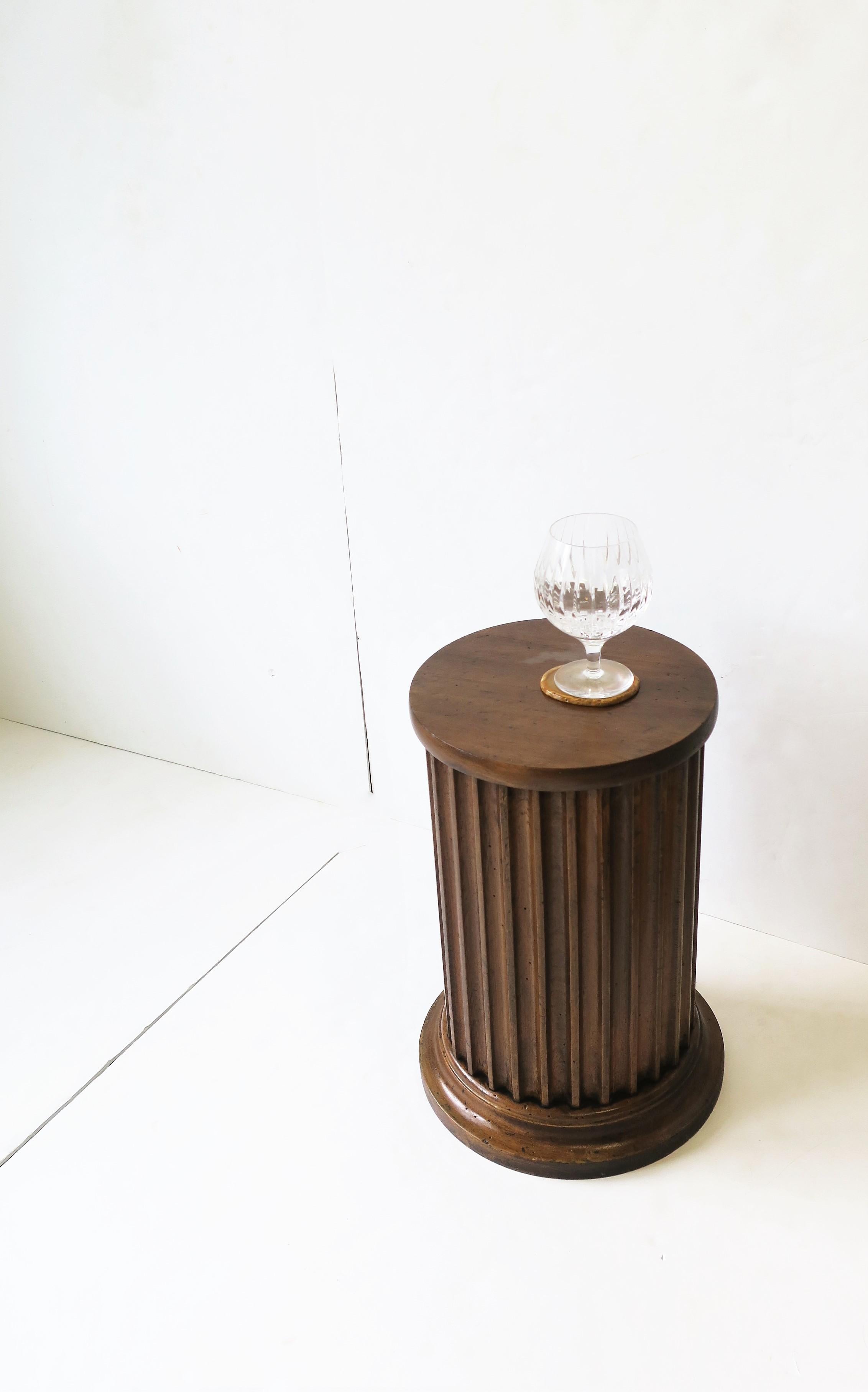 Italian Fluted Wood Pillar Column Pedestal Side Table or Stand In Good Condition In New York, NY
