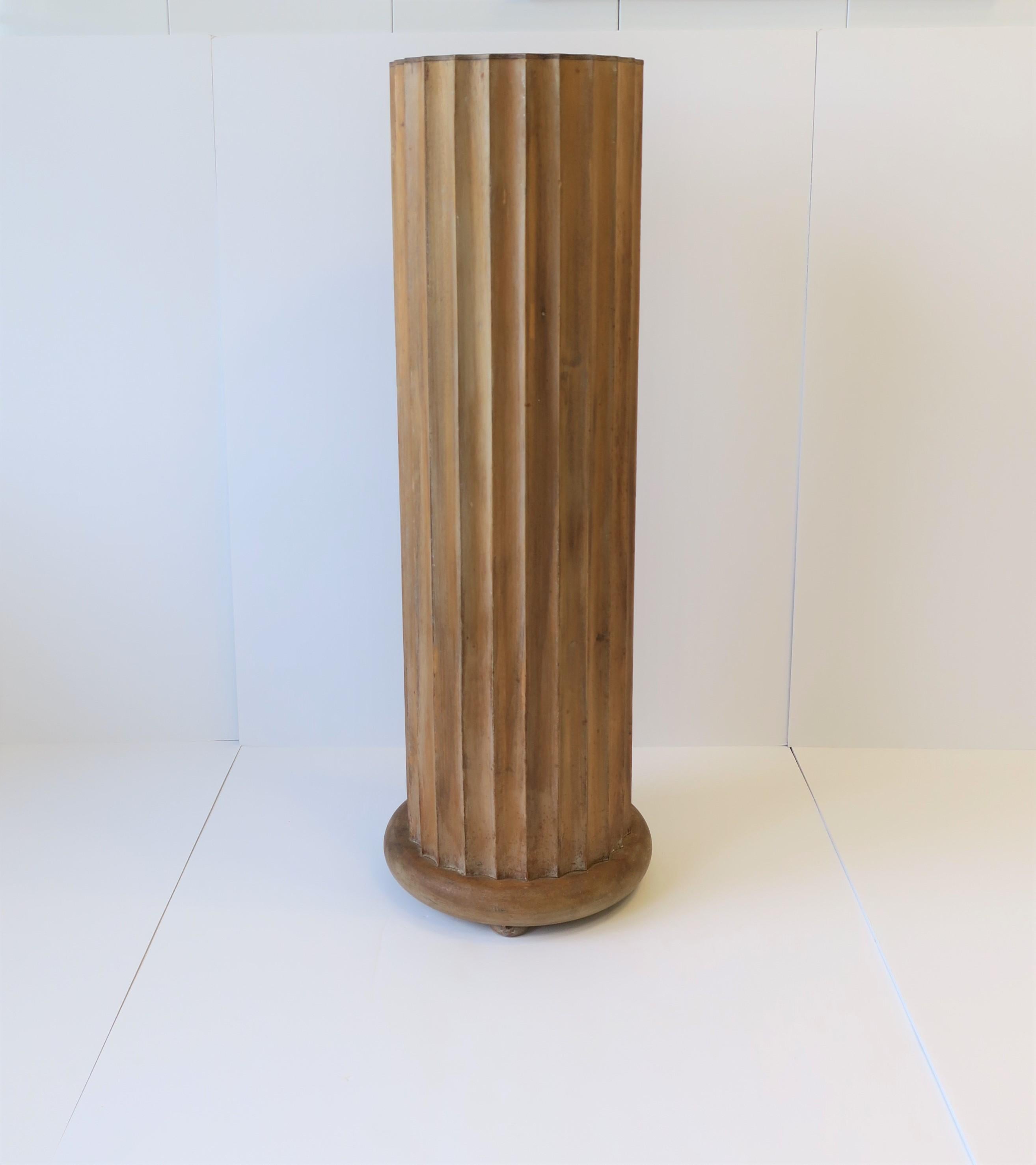 A beautiful Italian fluted wood pillar column pedestal stand, Italy. Pedestal is in the style of the 'Doric Order' column. Great for a sculpture, bust, plant, display, etc. Marked 'Made in Italy' on bottom as show in image #12.

Measurements: 
Top