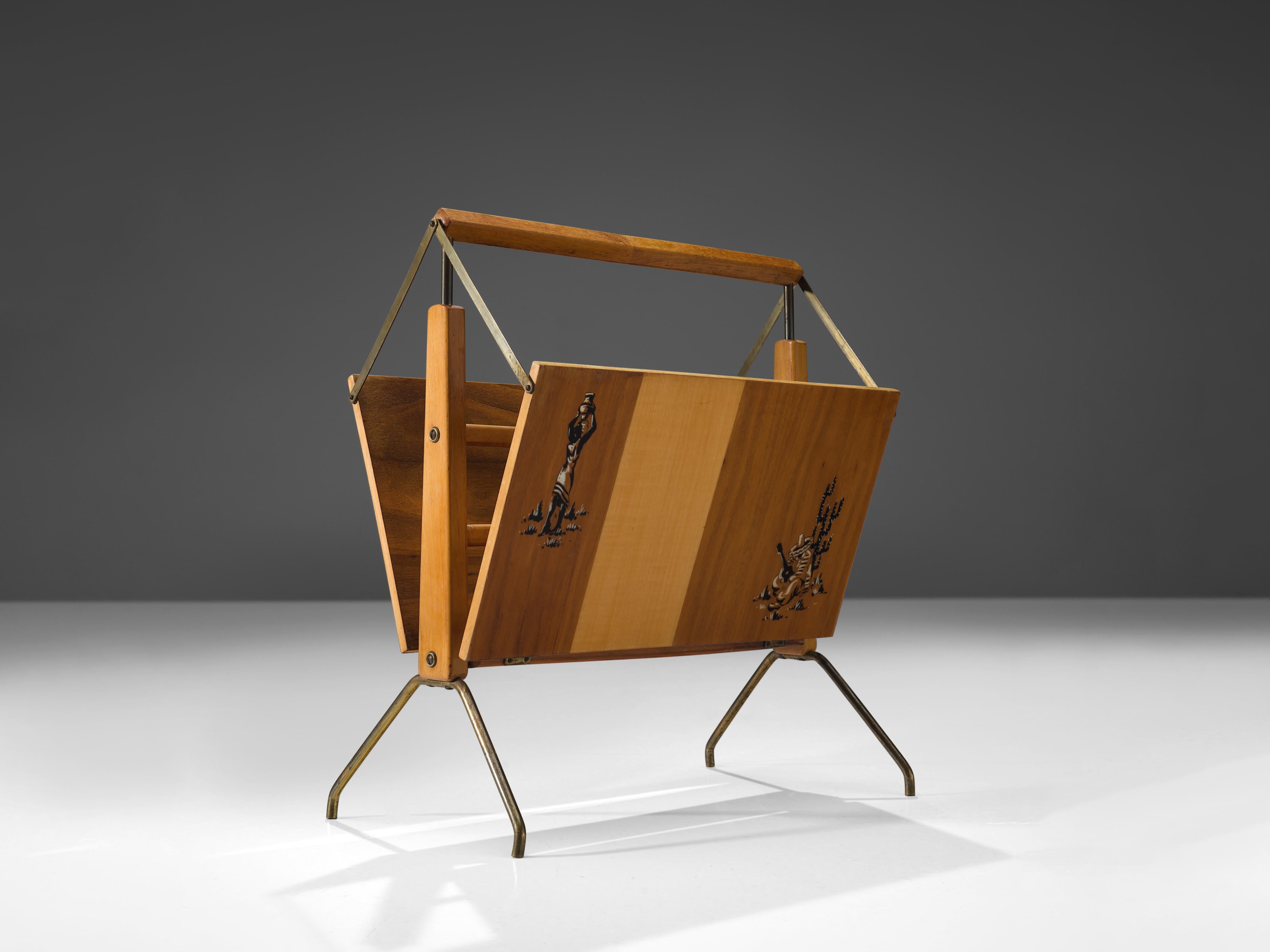 Portariviste pieghevole, noce, ottone, Italia, anni '50.

Questo elegante e sottile portariviste presenta due graziose illustrazioni sul lato. Uno rappresenta un chitarrista messicano e l'altro una donna che porta una brocca d'acqua. Le
