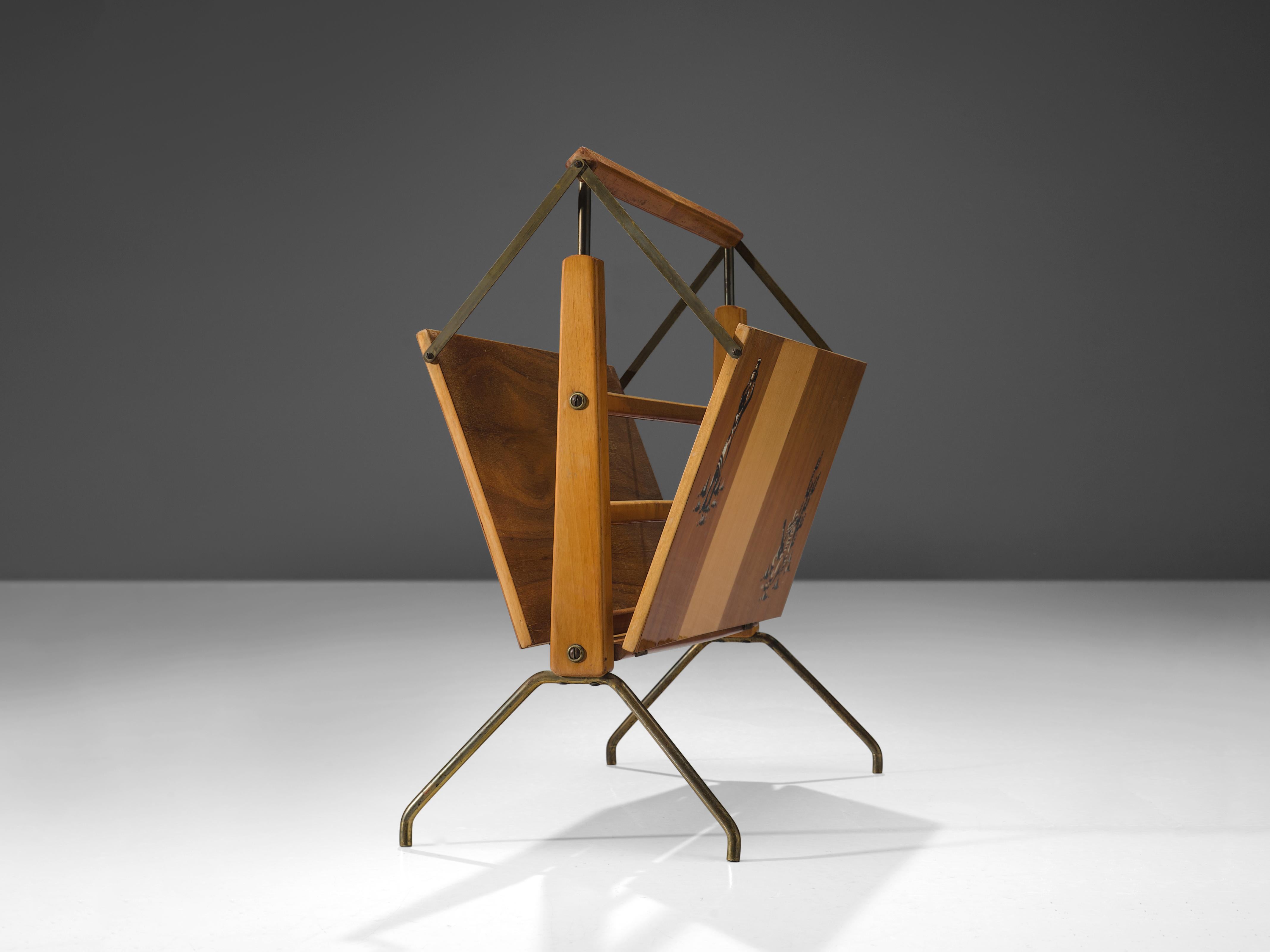 Italian Foldable Magazine Rack in Walnut and Brass with Illustrations  In Good Condition For Sale In Waalwijk, NL