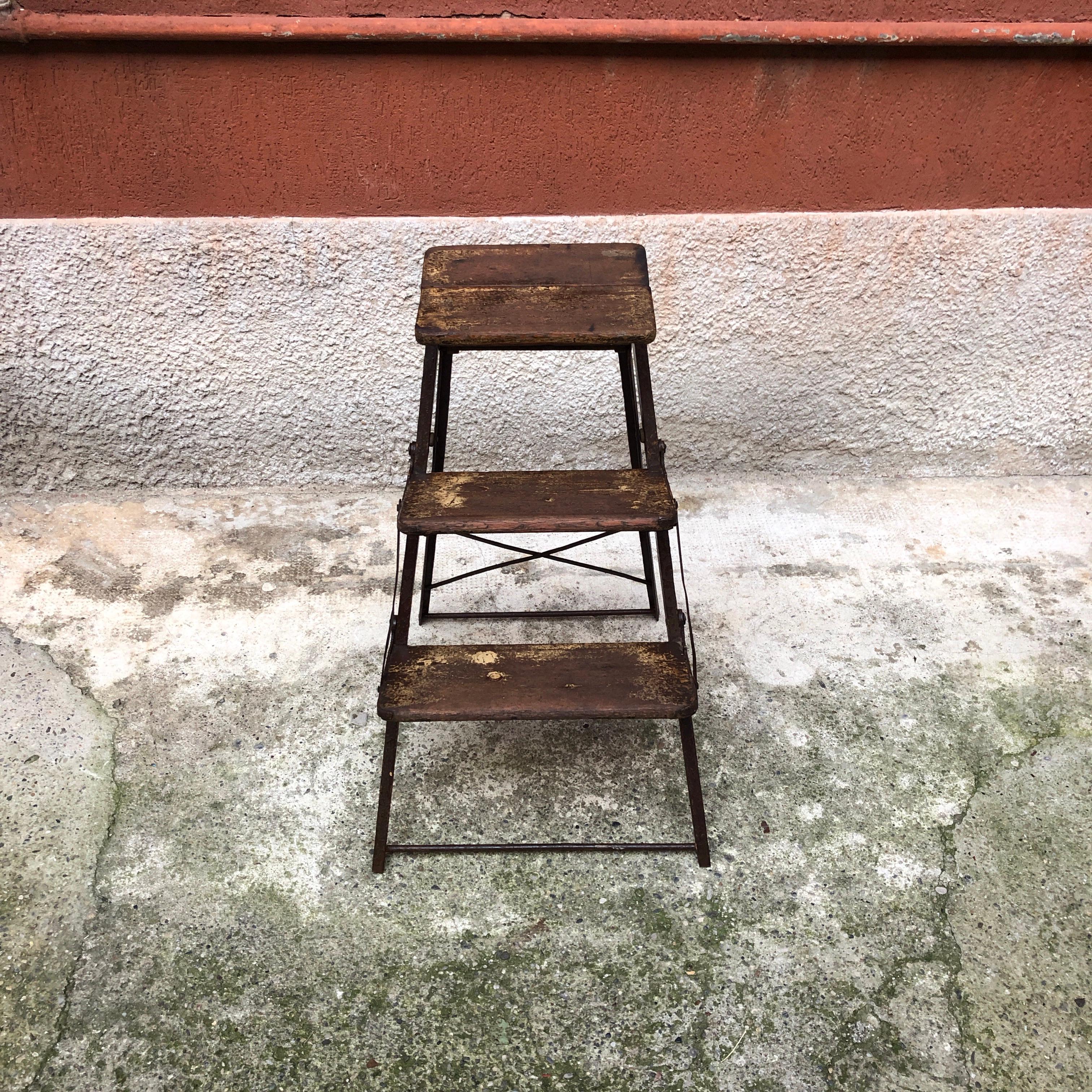Italian folding iron and wood ladder, early 1900s
Italian folding ladder, in wrought iron, with iron hinges and solid wood steps
Early 1900s, vintage conditions.