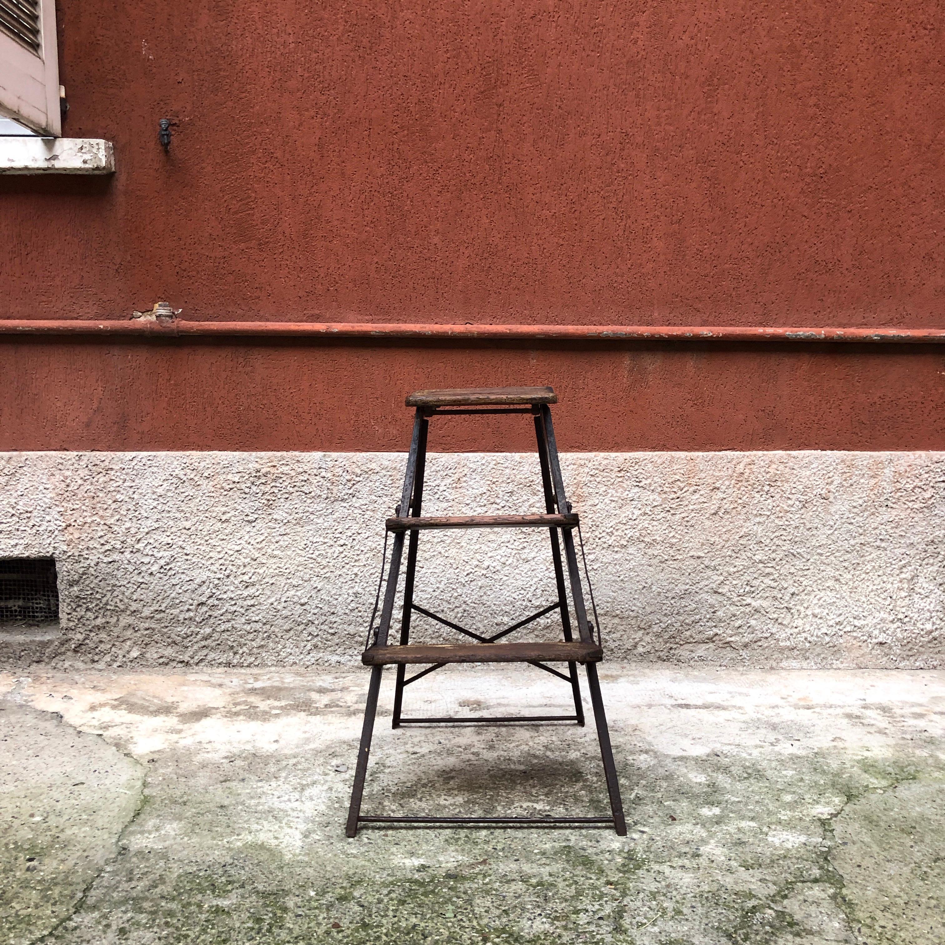 Italian Folding Iron and Wood Ladder, Early 1900s In Fair Condition In MIlano, IT