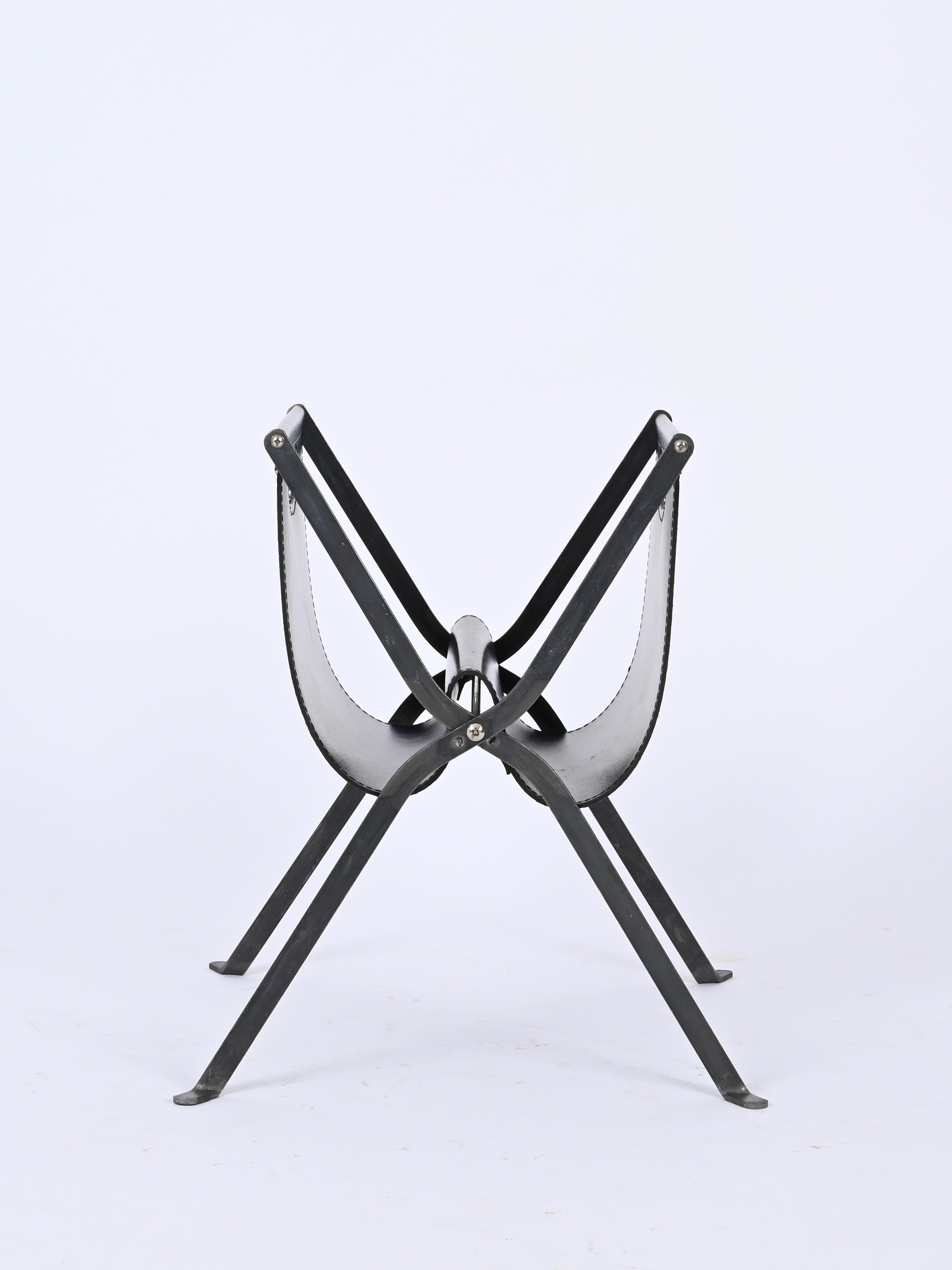 Beautiful folding magazine rack in black leather and iron. This stylish magazine rack was made in Italy during the late '70s.

This unique magazine rack has a structure in bent grey iron which holds two comparments for storing magazine made in a