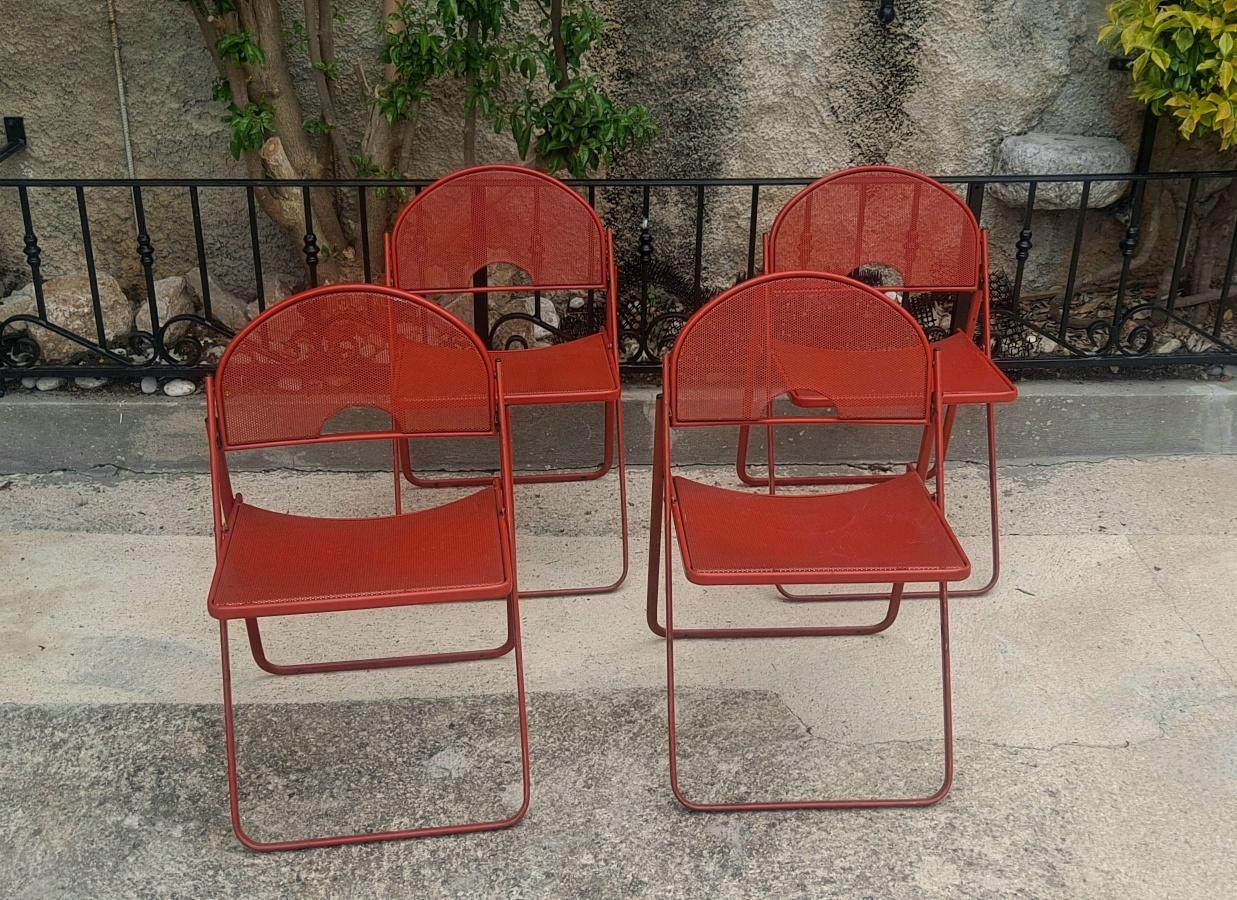 Set of 4 folding chairs.
Read color with metal mesh seat easy to fold.
  