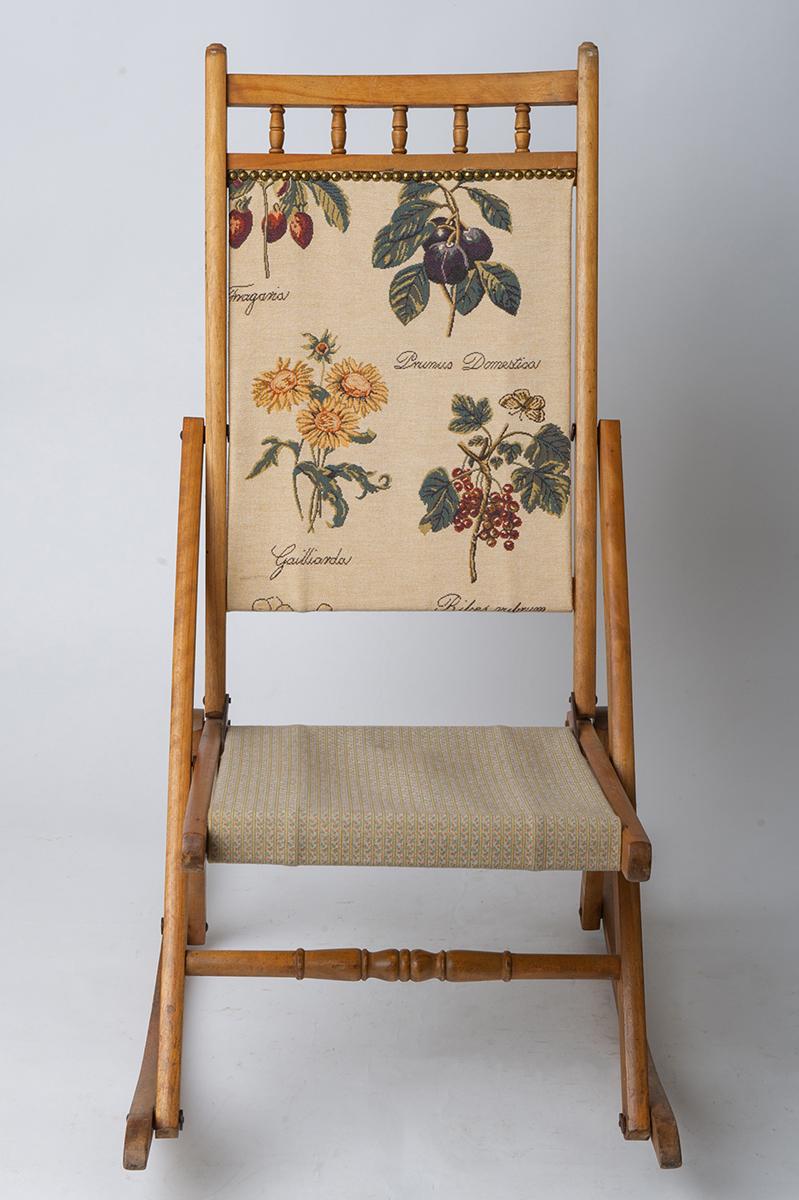 A simple Italian little folding rocking chair, light but sturdy : perhaps the memory of a 