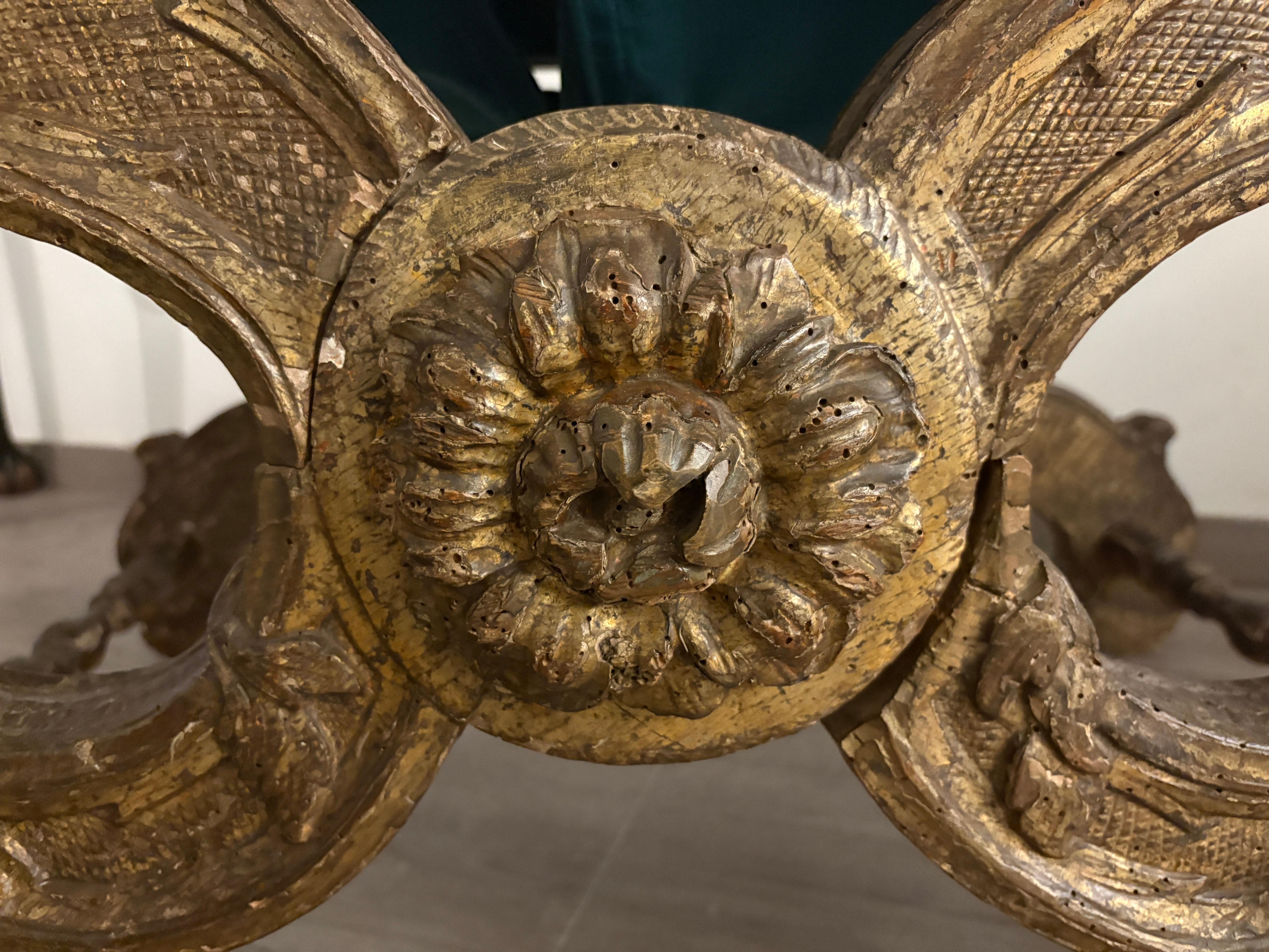Beautiful folding stool in carved and gilded wood with rosettes and acanthus leaves.
Late 17th century
Italy