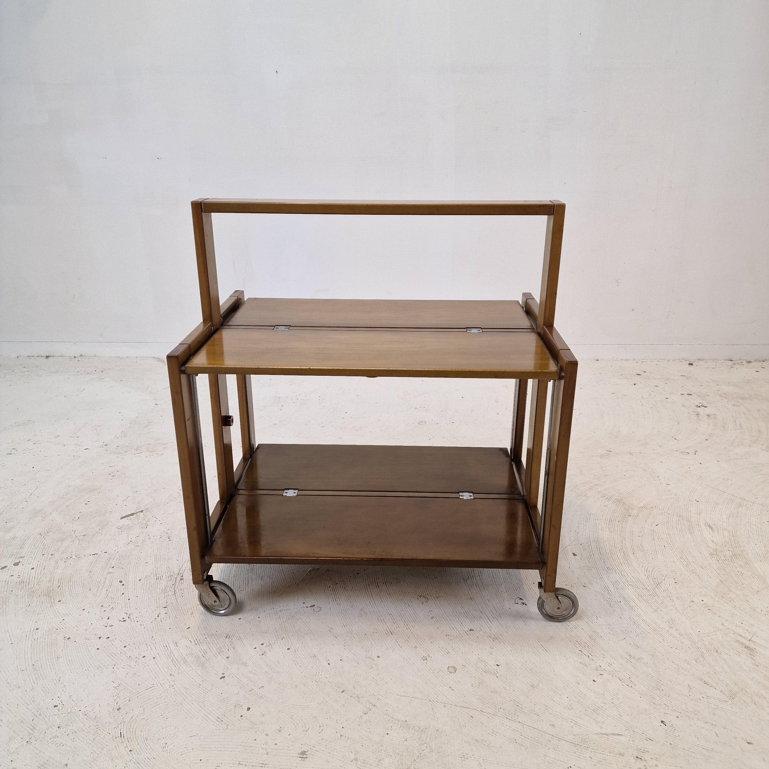 Very nice folding trolley, designed by Carrello Tobia.
It is manufactured by Ciatti Brevettato in the 60's in Italy.

The trolley is made of beautiful wood and has 4 wheels.

When it is folded the size is:
10 cm (3.94