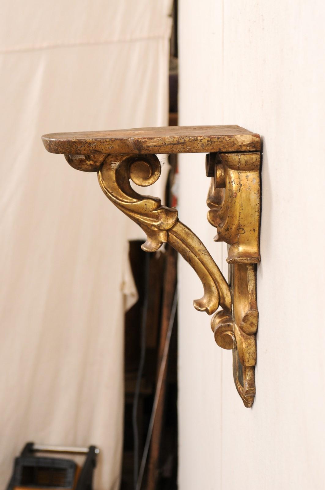 Italienische, foliengeschnitzte Konsole, kleines Regal (20. Jahrhundert) im Angebot