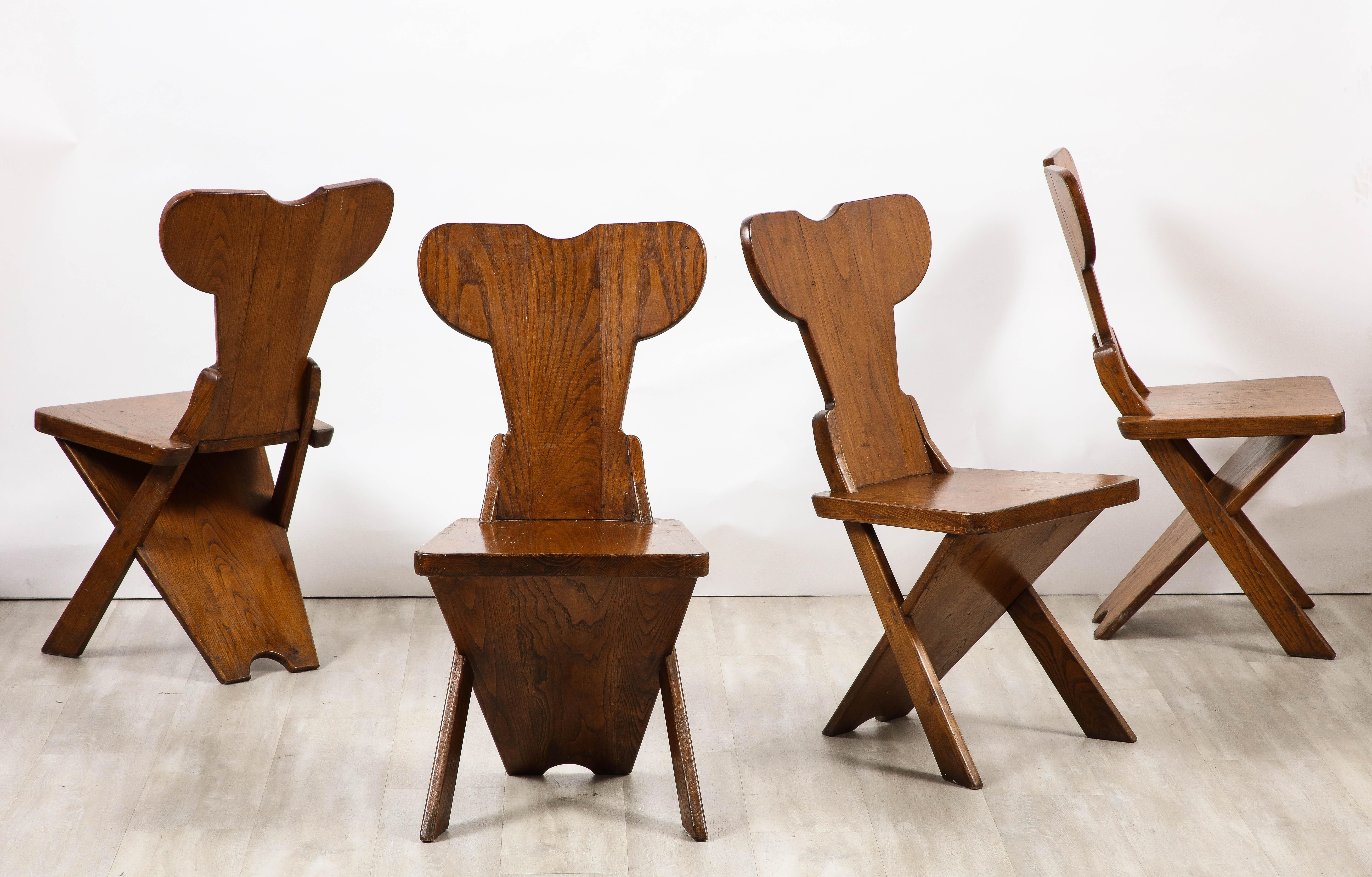 Ensemble de quatre chaises de salle à manger en chêne sculpté, circa 1950, de style folklorique italien / Chalet Design  en vente 6